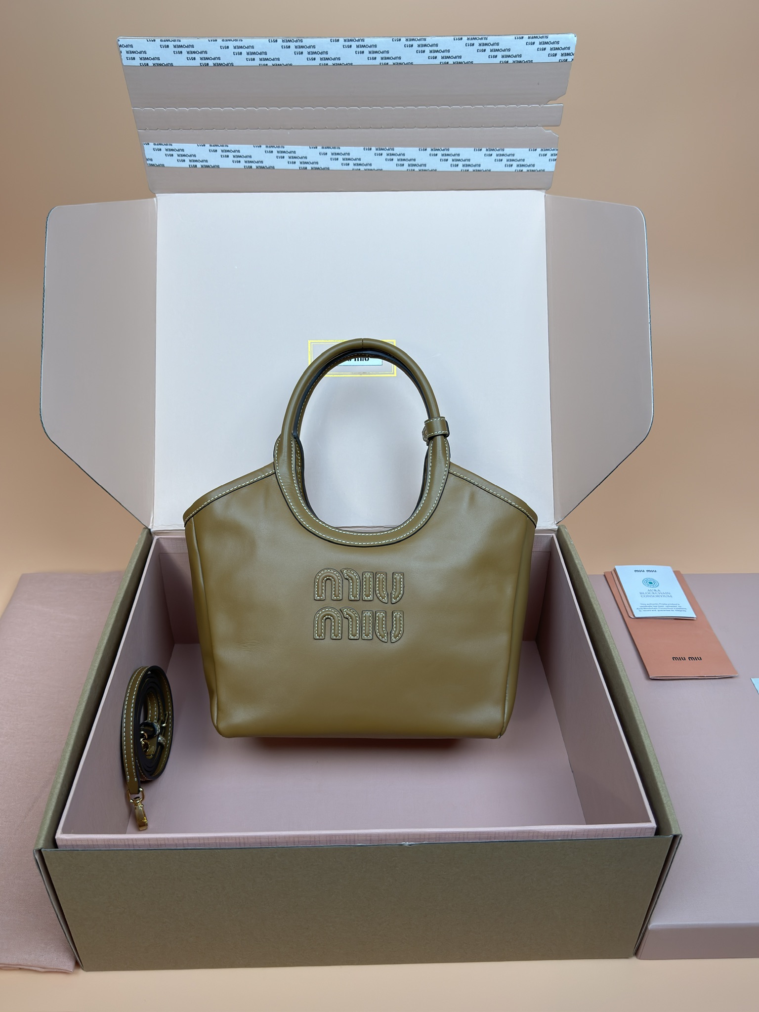 NO:184790,[Excellent hardware original leather] IVY cowhide leather tote bag/shoulder bag ~ Brown [small] This IVY leather tote bag is full of unique urban style and summer style. It highlights its unique design characteristics. The letter logo highlights the brand's classic characteristics. ~ With handle ~ Gold-plated hardware accessories ~ Front letter logo ~ Lined, with double-linked zipper pocket Size: W22×H23.5×D12cm Number_5BG, special grade Miao Miao, shoulder bags, cowhide, gold plating19860909【特级五金原厂皮】 IVY牛皮革托特手提包/单肩包～棕色【小号】 这款IVY皮革手提包洋溢着独特你都市风格与夏日风情.彰显出其独特的设计特色.字母徽标彰显品牌经典特色. ～带提手 ～镀金色五金配件 ～正面字母徽标 ～带衬里,配双链拉链口袋 尺寸:W22×H23.5×D12cm 編號_5BG,特级缪缪,shoulder bags,cowhide,gold plating,Bag