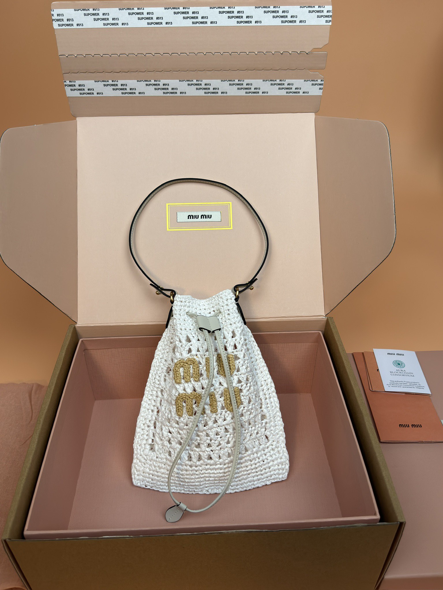 NO:184765,[Excellent hardware original leather] Braided handbag small ~ white This woven handbag is exquisite and exquisite, full of exotic style, the brand logo is eye-catching and recognizable, while the handle and drawstring present a delicate contrast effect. Size: W20×H23cm No._5ND016, Superior Miu Miao19860909【特级五金原厂皮】 编织手袋小号～白色 这款编织手袋精致考究,充满异域风情,品牌徽标引人注目,非常具有辨识度,而手柄和抽绳则呈现精致的对比效果. 尺寸:W20×H23cm 編號_5ND016,特级缪缪,Bag