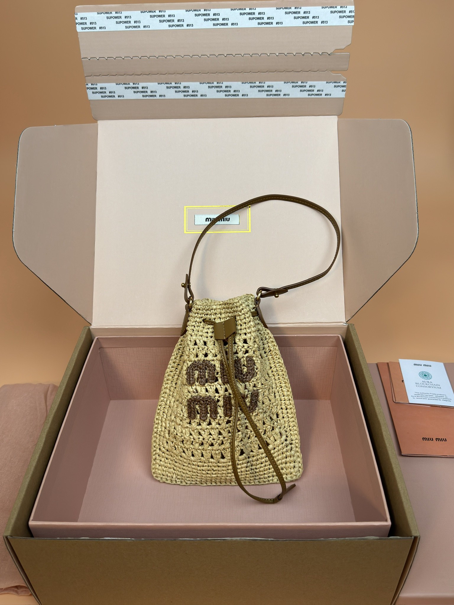 NO:184755,[Excellent hardware original leather] Braided handbag small ~ brown This woven handbag is exquisite and exquisite, full of exotic style, the brand logo is eye-catching and recognizable, while the handle and drawstring present a delicate contrast effect. Size: W20×H23cm No._5ND016, Superior Miu Miao19860909【特级五金原厂皮】 编织手袋小号～棕色 这款编织手袋精致考究,充满异域风情,品牌徽标引人注目,非常具有辨识度,而手柄和抽绳则呈现精致的对比效果. 尺寸:W20×H23cm 編號_5ND016,特级缪缪,Bag