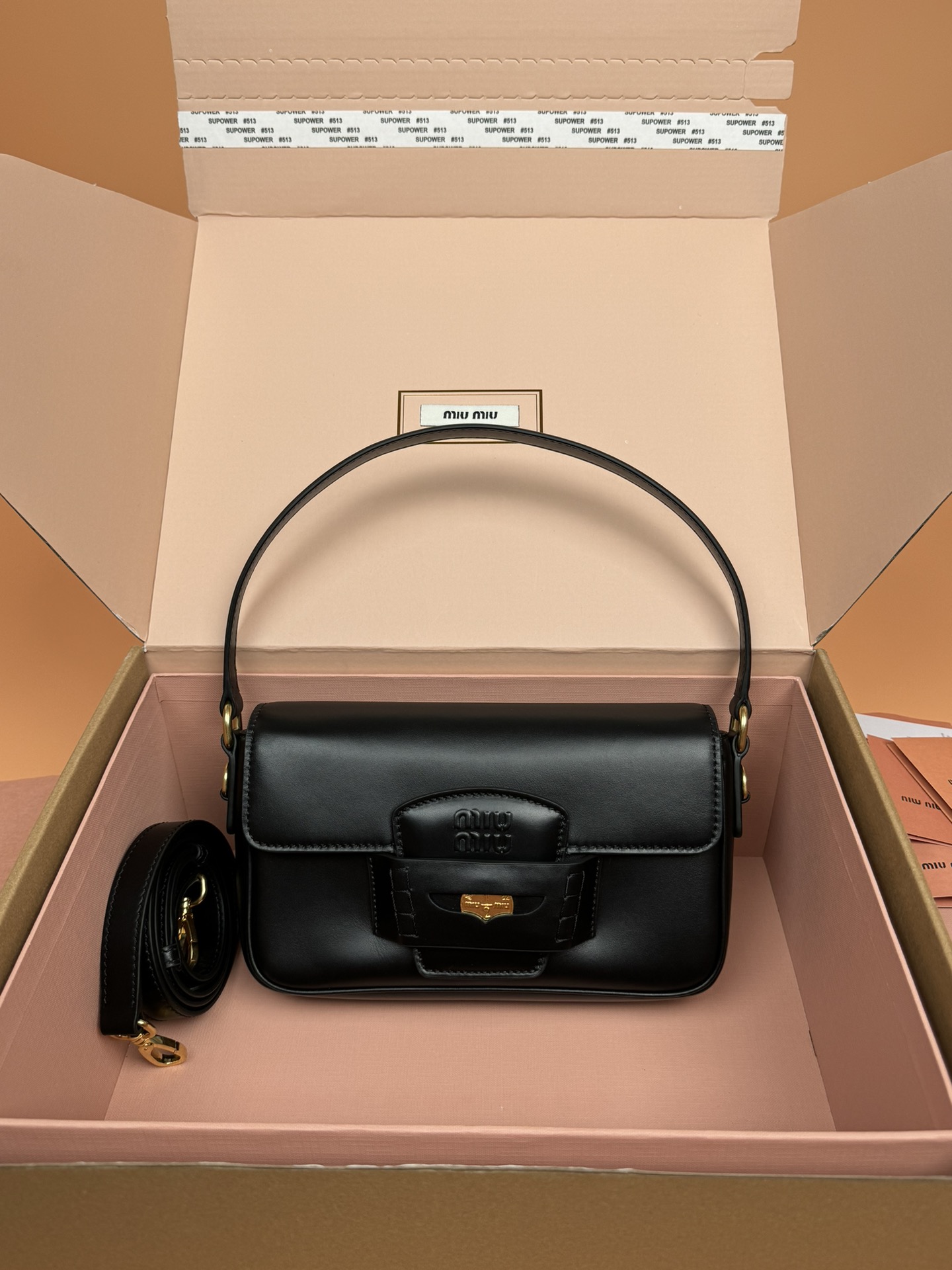 NO:184926,[Excellent hardware original leather] Penny cowhide bag ~ black The design of this Penny handbag is inspired by the logo-style gold coin loafers, adding a versatile choice to the daily wardrobe. The crisp leather design reflects the brand's youthful rebellious spirit. Size: W23×H13.5×D5cm Number_5BD, special grade Miao Miao, loafers, cowhide19860909【特级五金原厂皮】 Penny 牛皮革手袋～黑色 这款Penny手袋的设计灵感源自标志款型金币乐福鞋,为日常衣橱增添百搭之选.以挺括皮革设计体现品牌的年轻叛逆精神. 尺寸:W23×H13.5×D5cm 編號_5BD,特级缪缪,loafers,cowhide,Bag