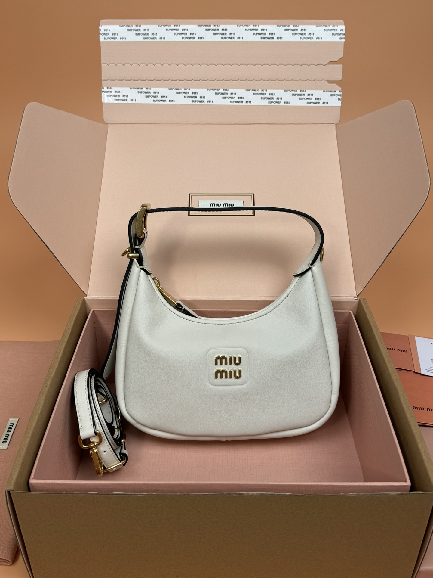 NO:185010,[Excellent hardware original leather] Cowhide leather crescent bag handbag/crossbody bag~white This classic style crescent bag has shiny metal hardware, and the letter logo adds iconic elements to the overall design, which is very recognizable. Size: W17×H15.5×D5.5cm Number 5B, special grade mumum, satchels, crossbody bags, cowhide19860909【特级五金原厂皮】 牛皮革新月包手提包/斜挎包～白色 这款经典风格新月包,金属五金件闪闪发光,而字母徽标则为整体设过增添了标志性元素,非常具有辨识度. 尺寸:W17×H15.5×D5.5cm 編號5B,特级缪缪,satchels,crossbody bags,cowhide,Bag