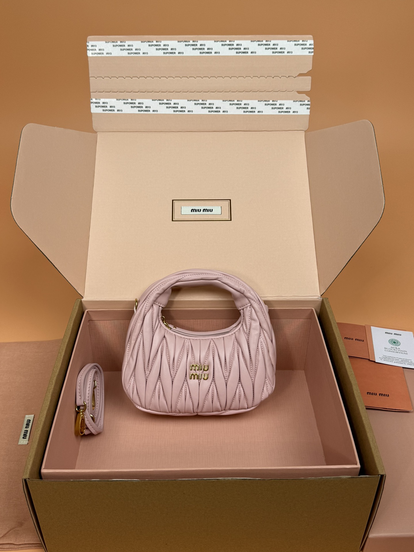 NO:185025,[Excellent hardware original leather] Wander Matelasse sheep leather Hobo mini handbag/crossbody bag~Snow pink sheepskin Wander handbag has become a classic accessory. This mini handbag is made of Matalasse sheepskin, using exquisite craftsmanship to create a three-dimensional effect, showing exquisite elegance. It presents the Hobo bag style, blending retro style and modern elegance, and becomes a new synonym for modern femininity. ~Gold accessories ~Zipper closure ~Metal lettering logo on the front ~Cotton satin lining Size: W17.5×H14×D5.5cm Number_5BP, special Miao Miao, satchels, crossbody bags, sheepskin19860909【特级五金原厂皮】 Wander Matelasse羊皮革Hobo迷你手提包/斜挎包～雪粉色羊皮 Wander手提包已成经典配饰之.这款迷你手袋选用Matalasse羊皮革打造,运用精湛工艺打造三维立体效果,尽显精致优雅.呈现Hobo包版型,融合复古风情与现代优雅,成为现代女性气质的新代名词. ～金色配件 ～拉链开合 ～正面金属刻字徽标 ～棉质缎面衬里 尺寸:W17.5×H14×D5.5cm 編號_5BP,特级缪缪,satchels,crossbody bags,sheepskin,Bag