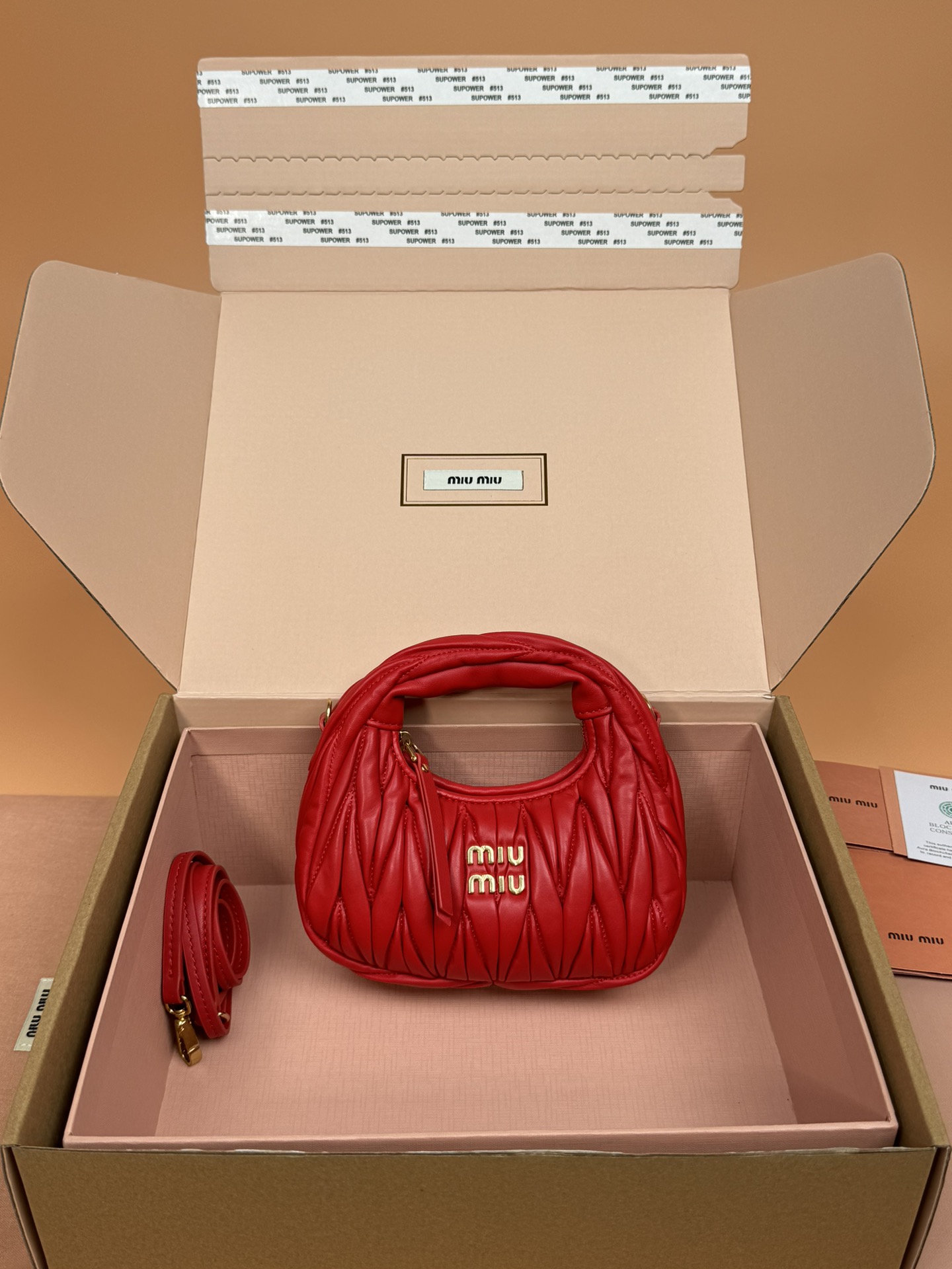 NO:185030,[Excellent hardware original leather] Wander Matelasse sheep leather Hobo mini handbag/crossbody bag ~ Big red envelope sheepskin Wander handbag has become a classic accessories. This mini handbag is made of Matalasse sheepskin, using exquisite craftsmanship to create a three-dimensional effect, showing exquisite elegance. It presents the Hobo bag style, blending retro style and modern elegance, and becomes a new synonym for modern femininity. ~ Gold accessories ~ Zipper closure ~ Metal lettering logo on the front ~ Cotton satin lining Size: W17.5×H14×D5.5cm Number_5BP, special Miao Miao, satchels, crossbody bags, sheepskin19860909【特级五金原厂皮】 Wander Matelasse羊皮革Hobo迷你手提包/斜挎包～大红包羊皮 Wander手提包已成经典配饰之.这款迷你手袋选用Matalasse羊皮革打造,运用精湛工艺打造三维立体效果,尽显精致优雅.呈现Hobo包版型,融合复古风情与现代优雅,成为现代女性气质的新代名词. ～金色配件 ～拉链开合 ～正面金属刻字徽标 ～棉质缎面衬里 尺寸:W17.5×H14×D5.5cm 編號_5BP,特级缪缪,satchels,crossbody bags,sheepskin,Bag