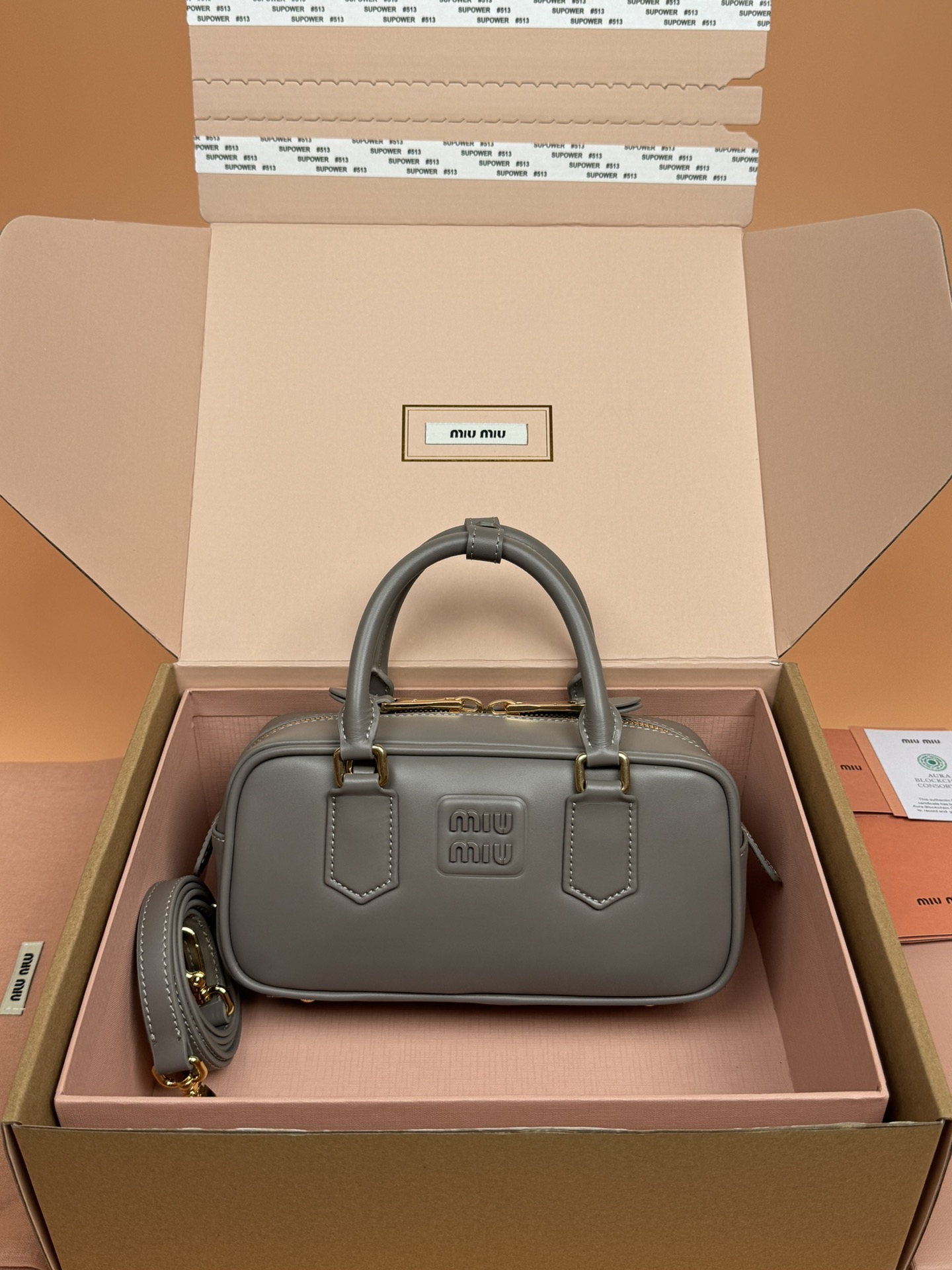 NO:185042,[Excellent hardware original leather] Arcadie cowhide leather small (22cm) bowling handbag/crossbody bag ~ mud gray/linen gray This Arcadic handbag shows a unique concept. Instant fashion is a tool that reflects reality and translates into material form. The letter logo that complements the finish of metal hardware accessories is exquisitely made of extraordinary workmanship, showing a recognizable classic style. Dynamic and elegant lines are paired with adjustable and removable shoulder straps, presenting a practical and versatile design with modern charm. Size: W22×H10.5×D7.5cm Number_5BB142, special grade Miao, satchels, crossbody bags, cowhide19860909【特级五金原厂皮】 Arcadie 牛皮革小号(22cm)保龄球手提包/斜挎包～泥灰色/亚麻灰 这款Arcadic手袋彰显独特的理念,即时装是对现实的反映转译为物质形态的工具.与金属五金配件的饰面相辉映的字母徽标,精致做工卓尔不凡,彰显极具辨识度的经典格调.动感优雅线条搭配可调式可拆卸肩带,呈现富有现代魅力的实用百搭设计. 尺寸:W22×H10.5×D7.5cm 編號_5BB142,特级缪缪,satchels,crossbody bags,cowhide,Bag