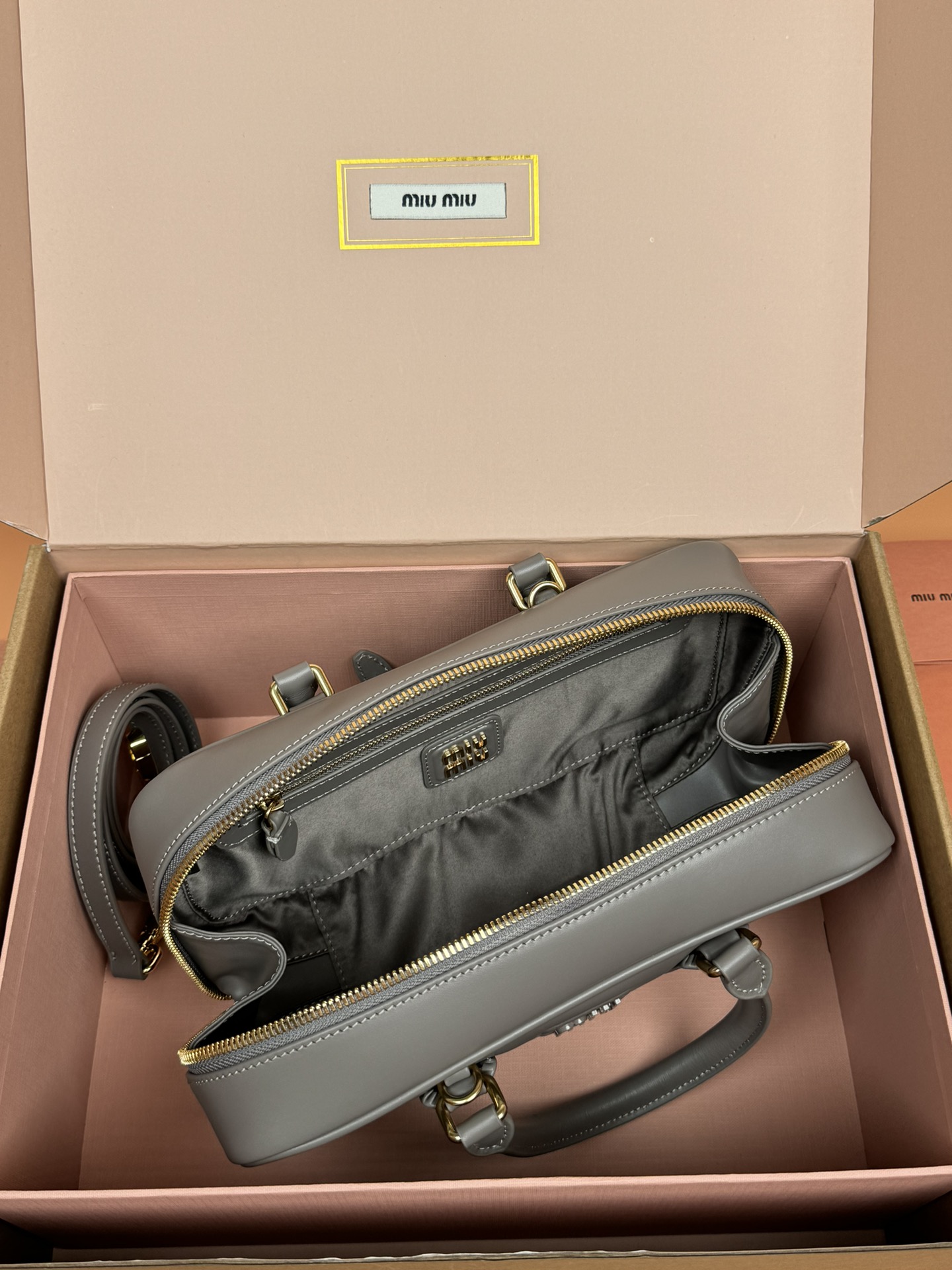 p800。【特级五金原厂皮】Arcadie 牛皮革中号(27cm)保龄球手提包/斜挎包～泥灰色/亚麻灰

这款Arcadic手袋彰显独特的理念，即时装是对现实的反映转译为物质形态的工具。与金属五金配件的饰面相辉映的字母徽标，精致做工卓尔不凡，彰显极具辨识度的经典格调。动感优雅线条搭配可调式可拆卸肩带，呈现富有现代魅力的实用百搭设计。
尺寸:W27×H12×D9cm
編號：5BB148