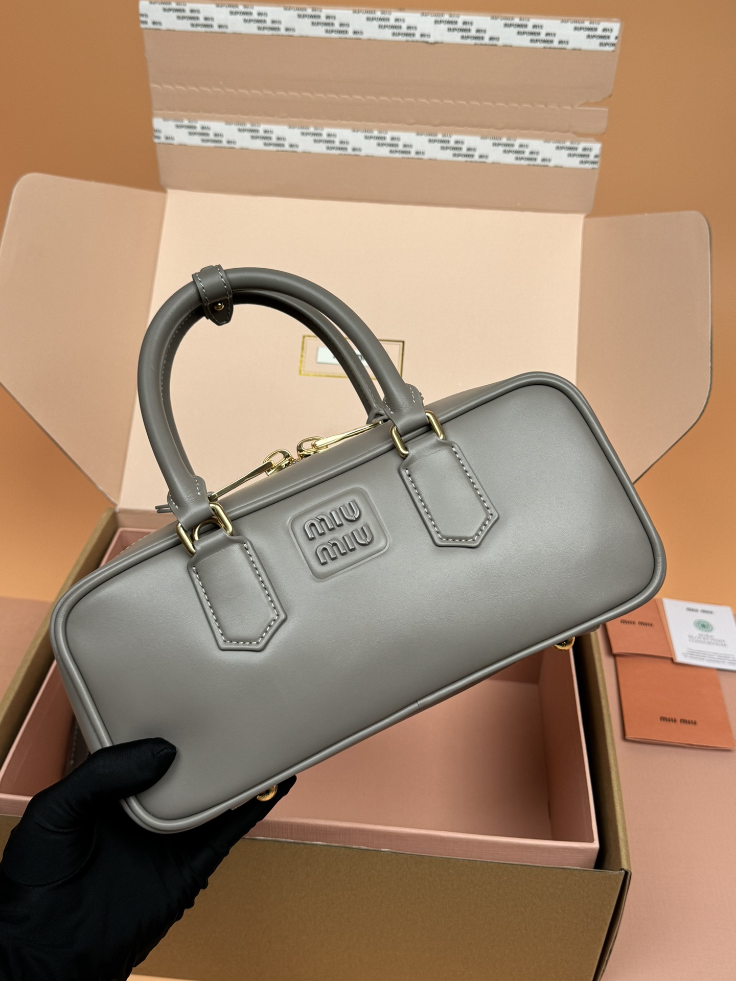 p800。【特级五金原厂皮】Arcadie 牛皮革中号(27cm)保龄球手提包/斜挎包～泥灰色/亚麻灰

这款Arcadic手袋彰显独特的理念，即时装是对现实的反映转译为物质形态的工具。与金属五金配件的饰面相辉映的字母徽标，精致做工卓尔不凡，彰显极具辨识度的经典格调。动感优雅线条搭配可调式可拆卸肩带，呈现富有现代魅力的实用百搭设计。
尺寸:W27×H12×D9cm
編號：5BB148