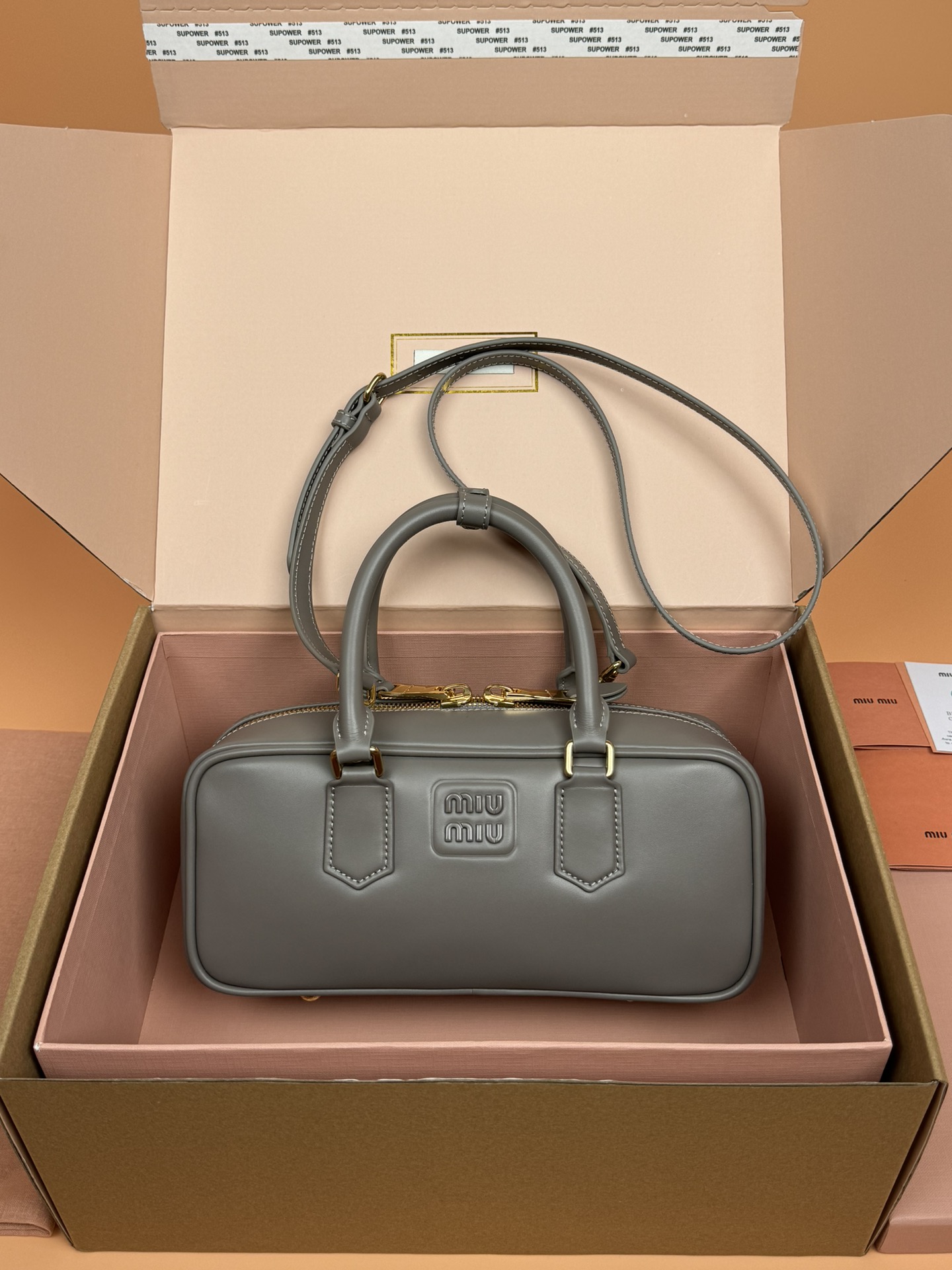 p800。【特级五金原厂皮】Arcadie 牛皮革中号(27cm)保龄球手提包/斜挎包～泥灰色/亚麻灰

这款Arcadic手袋彰显独特的理念，即时装是对现实的反映转译为物质形态的工具。与金属五金配件的饰面相辉映的字母徽标，精致做工卓尔不凡，彰显极具辨识度的经典格调。动感优雅线条搭配可调式可拆卸肩带，呈现富有现代魅力的实用百搭设计。
尺寸:W27×H12×D9cm
編號：5BB148