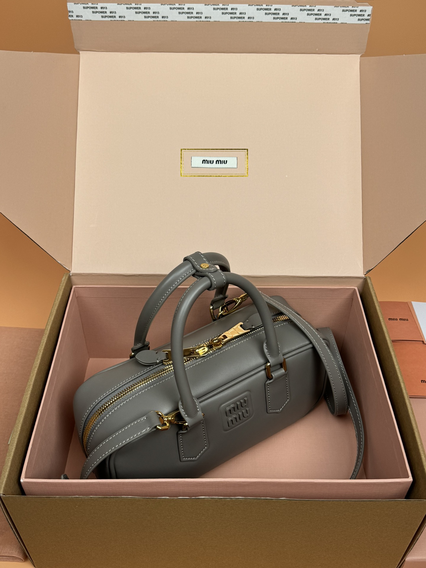 p800。【特级五金原厂皮】Arcadie 牛皮革中号(27cm)保龄球手提包/斜挎包～泥灰色/亚麻灰

这款Arcadic手袋彰显独特的理念，即时装是对现实的反映转译为物质形态的工具。与金属五金配件的饰面相辉映的字母徽标，精致做工卓尔不凡，彰显极具辨识度的经典格调。动感优雅线条搭配可调式可拆卸肩带，呈现富有现代魅力的实用百搭设计。
尺寸:W27×H12×D9cm
編號：5BB148