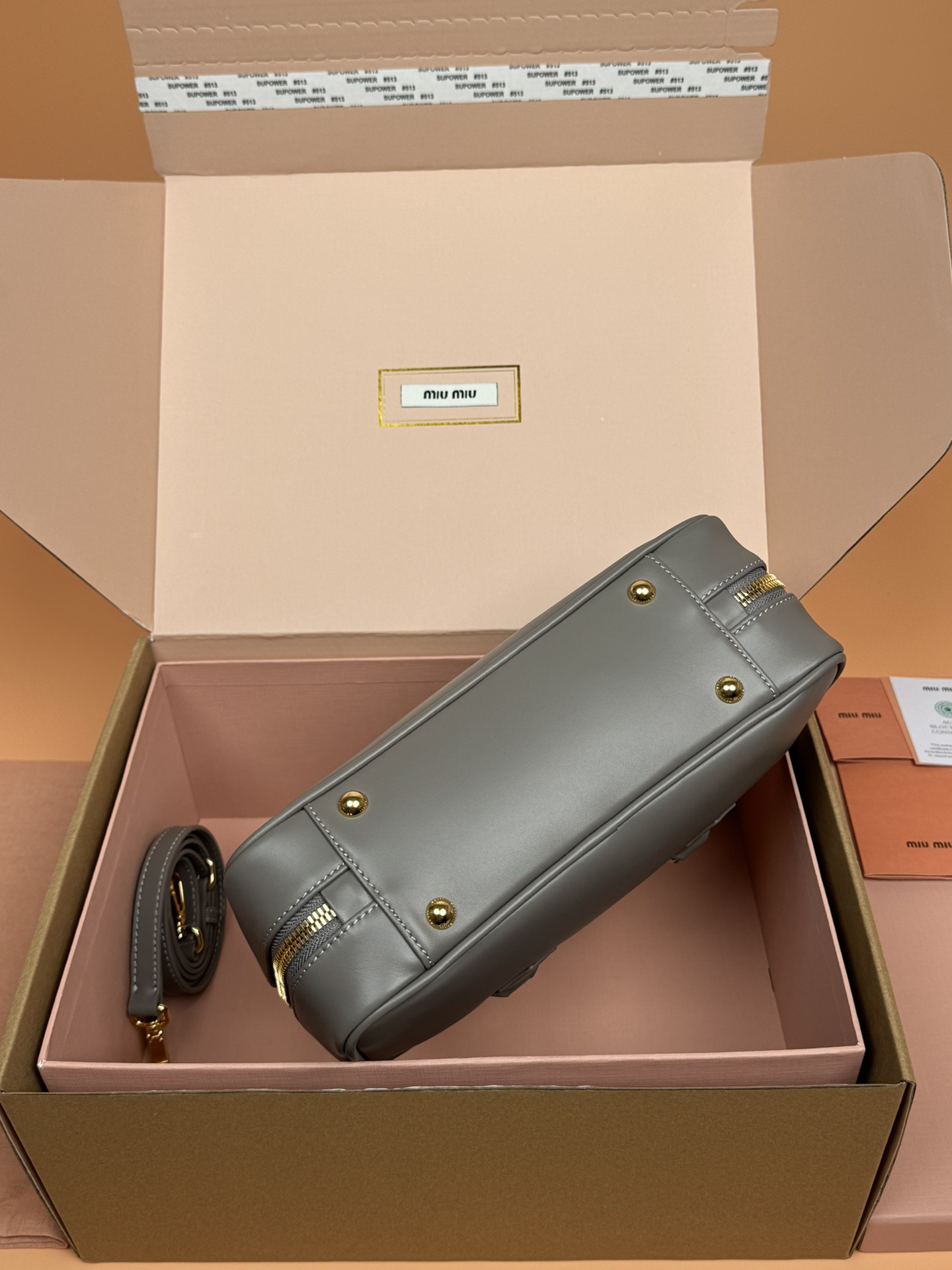 p800。【特级五金原厂皮】Arcadie 牛皮革中号(27cm)保龄球手提包/斜挎包～泥灰色/亚麻灰

这款Arcadic手袋彰显独特的理念，即时装是对现实的反映转译为物质形态的工具。与金属五金配件的饰面相辉映的字母徽标，精致做工卓尔不凡，彰显极具辨识度的经典格调。动感优雅线条搭配可调式可拆卸肩带，呈现富有现代魅力的实用百搭设计。
尺寸:W27×H12×D9cm
編號：5BB148