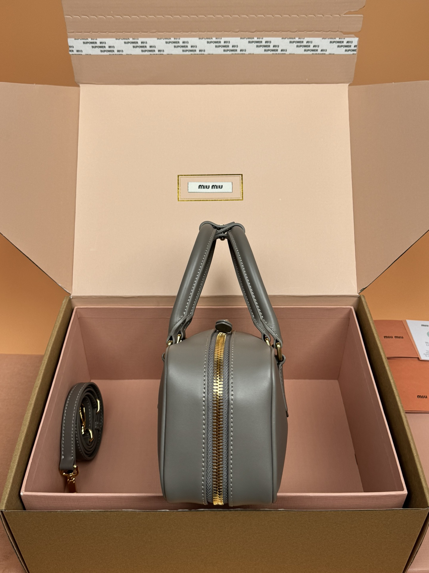 p800。【特级五金原厂皮】Arcadie 牛皮革中号(27cm)保龄球手提包/斜挎包～泥灰色/亚麻灰

这款Arcadic手袋彰显独特的理念，即时装是对现实的反映转译为物质形态的工具。与金属五金配件的饰面相辉映的字母徽标，精致做工卓尔不凡，彰显极具辨识度的经典格调。动感优雅线条搭配可调式可拆卸肩带，呈现富有现代魅力的实用百搭设计。
尺寸:W27×H12×D9cm
編號：5BB148
