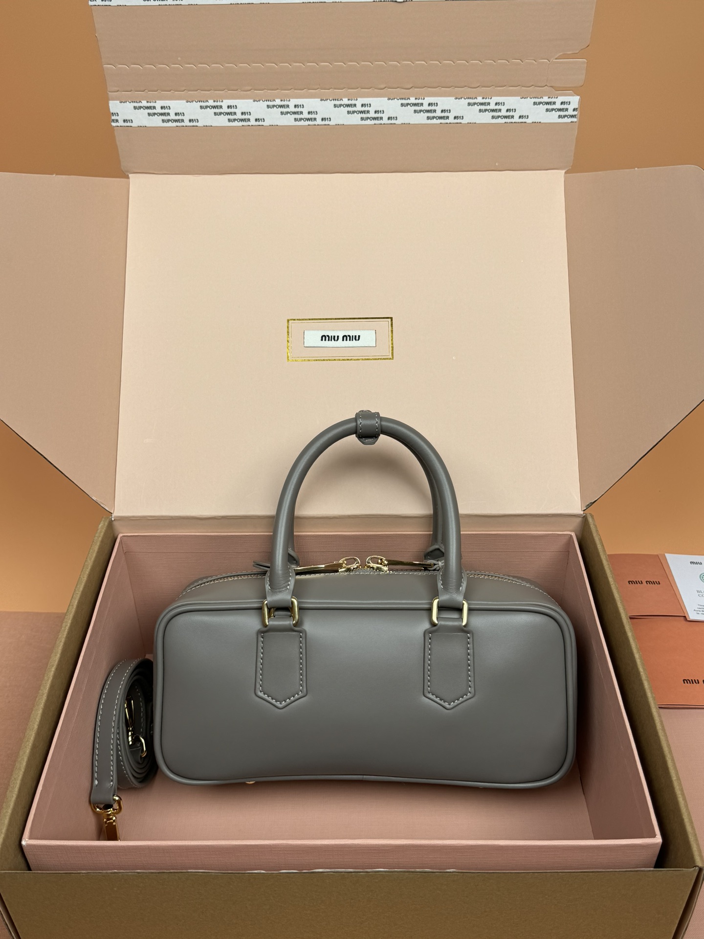 p800。【特级五金原厂皮】Arcadie 牛皮革中号(27cm)保龄球手提包/斜挎包～泥灰色/亚麻灰

这款Arcadic手袋彰显独特的理念，即时装是对现实的反映转译为物质形态的工具。与金属五金配件的饰面相辉映的字母徽标，精致做工卓尔不凡，彰显极具辨识度的经典格调。动感优雅线条搭配可调式可拆卸肩带，呈现富有现代魅力的实用百搭设计。
尺寸:W27×H12×D9cm
編號：5BB148