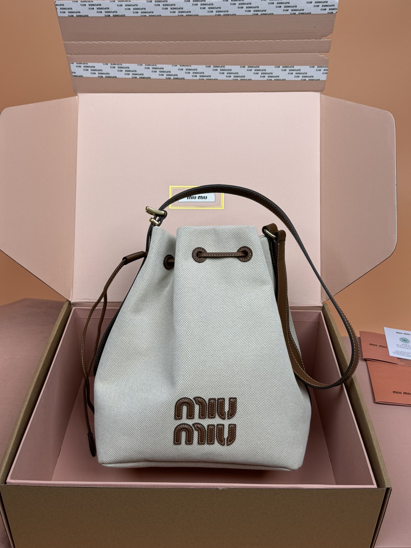 NO:185014,[Excellent hardware original leather] White cloth and cowhide leather bucket bag ~ White cloth [Medium size] This bucket bag is intertwined with contrasting materials and colors, highlighting its independent design. The letter logo adds a unique personality to the design of the handbag. ~Adjustable handle ~Gold-plated hardware accessories ~Bond letter logo ~Drawstring opening and closing ~Line Size: W23×H29×D17cm Number_5BE089, Special Miao Miao, cowhide, gold plating19860909【特级五金原厂皮】 白布与牛皮革水桶包～白布【中号】 这款水桶包以对比鲜明的材料和颜色相互交织,彰显出其独立的设计.字母徽标为手提包的设计增添了独特的个性. ～可调式提手 ～镀金色五金配件 ～正面字母徽标 ～抽绳开合 ～带衬里 尺寸:W23×H29×D17cm 編號_5BE089,特级缪缪,cowhide,gold plating,Bag