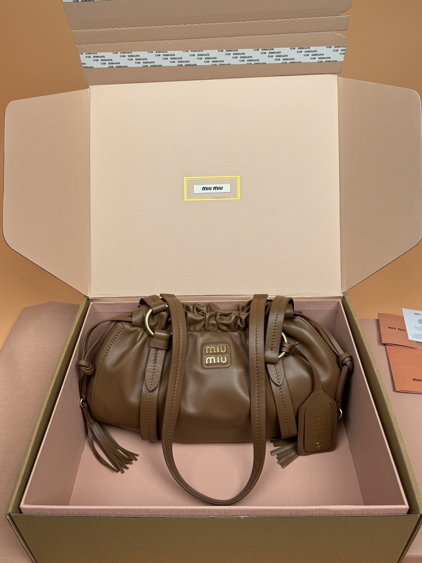 NO:185019,[Original leather of special hardware] Joke Nappa sheep leather handbag ~ Cognac color The new Joie is made of Nappa sheep leather, decorated with exquisite hanging ornaments and letter logos to add brand recognition. Removable hanging ornaments, retro metal hardware accessories, front metal letter logo, magnetic buckle closure, lining, and zippered pocket. Size: W32×H16×D10.5cm Number_5BG306, special Miu Miu, sheepskin19860909【特级五金原厂皮】 Joke Nappa羊皮革手提包～干邑色 新款Joie采用Nappa羊皮革制作,饰以精美挂饰与字母徽标,增添品牌辨识度.可拆卸挂饰,复古金五金配件,正面金属字母徽标,磁扣开合,带衬里,配拉链口袋. 尺寸:W32×H16×D10.5cm 編號_5BG306,特级缪缪,sheepskin,Bag