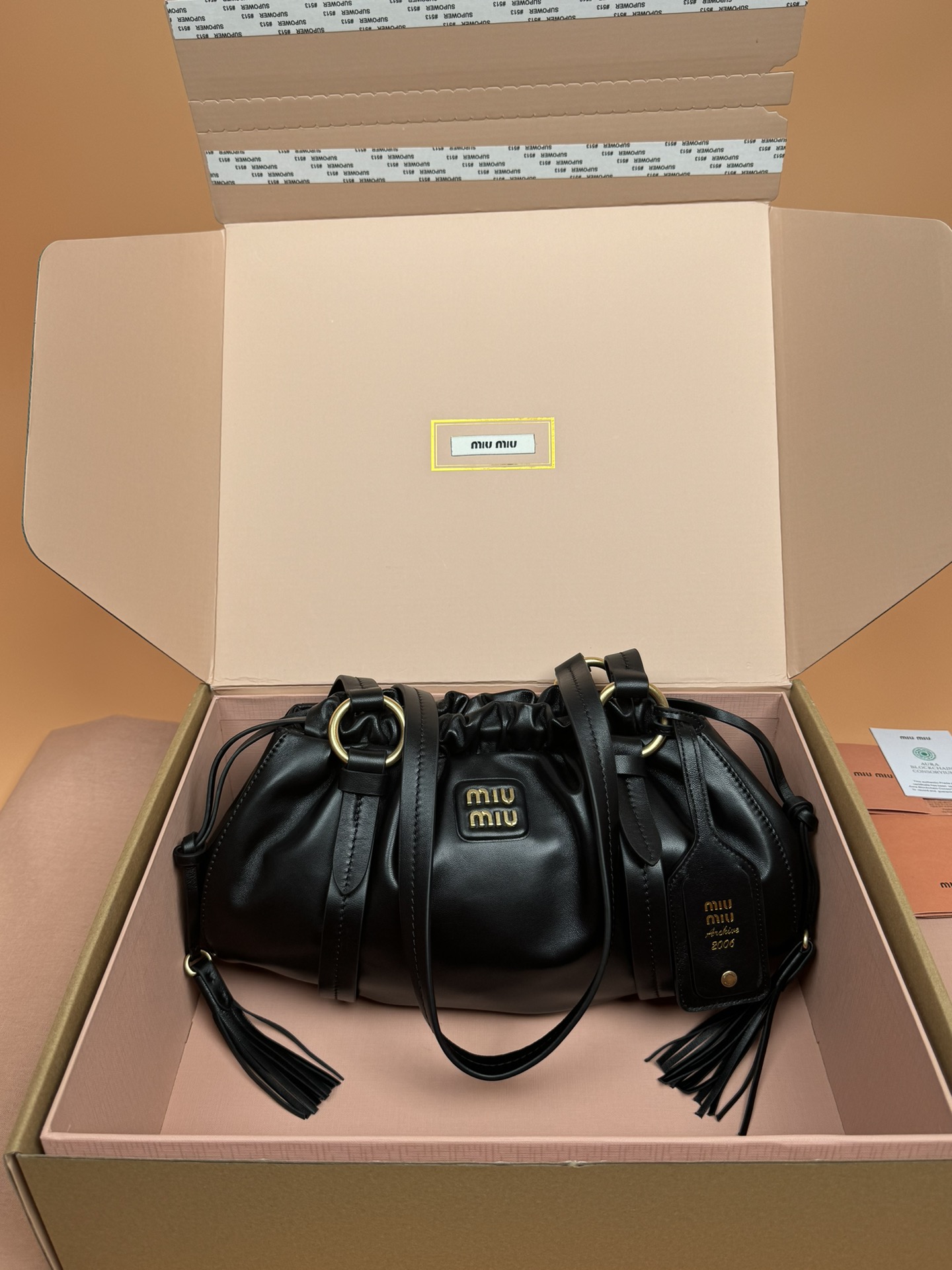 NO:185029,[Original leather of special hardware] Joke Nappa sheep leather handbag ~ black The new Joie is made of Nappa sheep leather, decorated with exquisite hanging ornaments and letter logos to add brand recognition. Removable hanging ornaments, retro metal hardware accessories, front metal letter logo, magnetic buckle closure, lining, and zippered pocket. Size: W32×H16×D10.5cm Number_5BG306, special Miu Miu, sheepskin19860909【特级五金原厂皮】 Joke Nappa羊皮革手提包～黑色 新款Joie采用Nappa羊皮革制作,饰以精美挂饰与字母徽标,增添品牌辨识度.可拆卸挂饰,复古金五金配件,正面金属字母徽标,磁扣开合,带衬里,配拉链口袋. 尺寸:W32×H16×D10.5cm 編號_5BG306,特级缪缪,sheepskin,Bag