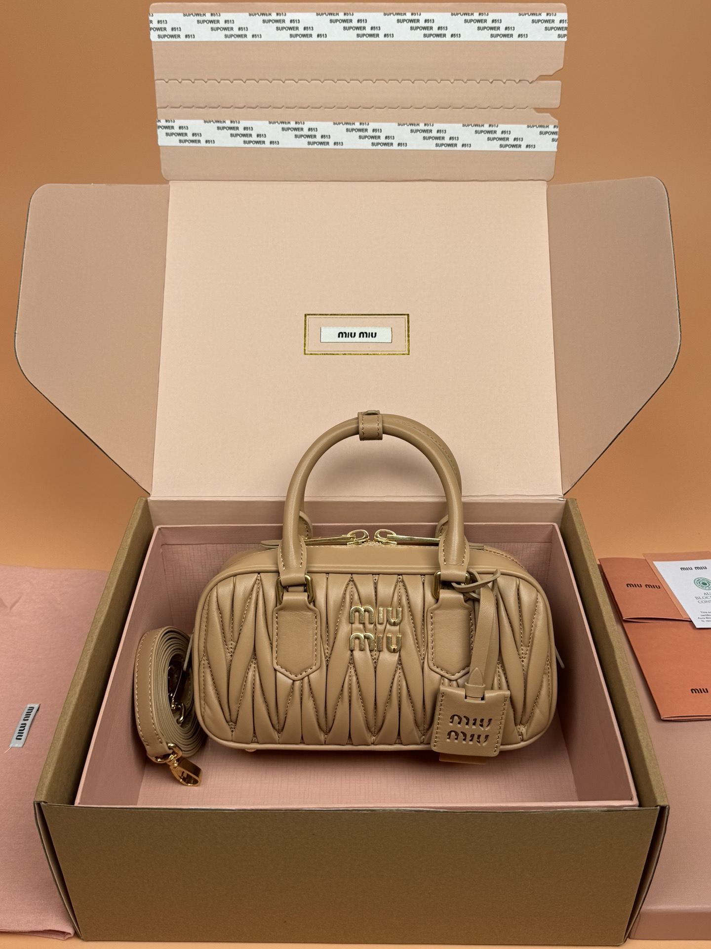 NO:185041,[Original leather of special hardware] Arcadie Matelasse sheepskin small 22cm bowling handbag/crossbody bag~New version of nude pink sheepskin This handbag adopts Matelasse craftsmanship, with three-dimensional texture and exquisite texture bringing a new interpretation of the classic silhouette. The front letter logo is cleverly echoes the metal hardware, and the exquisite workmanship is extraordinary, showing a recognizable classic style. Dynamic and elegant lines are matched with adjustable and removable shoulder straps, presenting a practical and versatile design with modern charm. Size: W22×H10.5×D7.5cm Number_5BB142, special Miao Miao, satchels, crossbody bags, sheepskin19860909【特级五金原厂皮】 Arcadie Matelasse羊皮革小号22cm保龄球手提包/斜挎包～新版裸粉羊皮 这款手提包采用Matelasse工艺,立体纹理与精致质感为经典廓形带来全新演绎.正面字母徽标与金属五金件巧妙呼应,精致做工卓尔不凡,彰显极具辨识度的经典格调.动感优雅线条搭配可调式可拆卸肩带,呈现富有现代魅力的实用百搭设计. 尺寸:W22×H10.5×D7.5cm 編號_5BB142,特级缪缪,satchels,crossbody bags,sheepskin,Bag