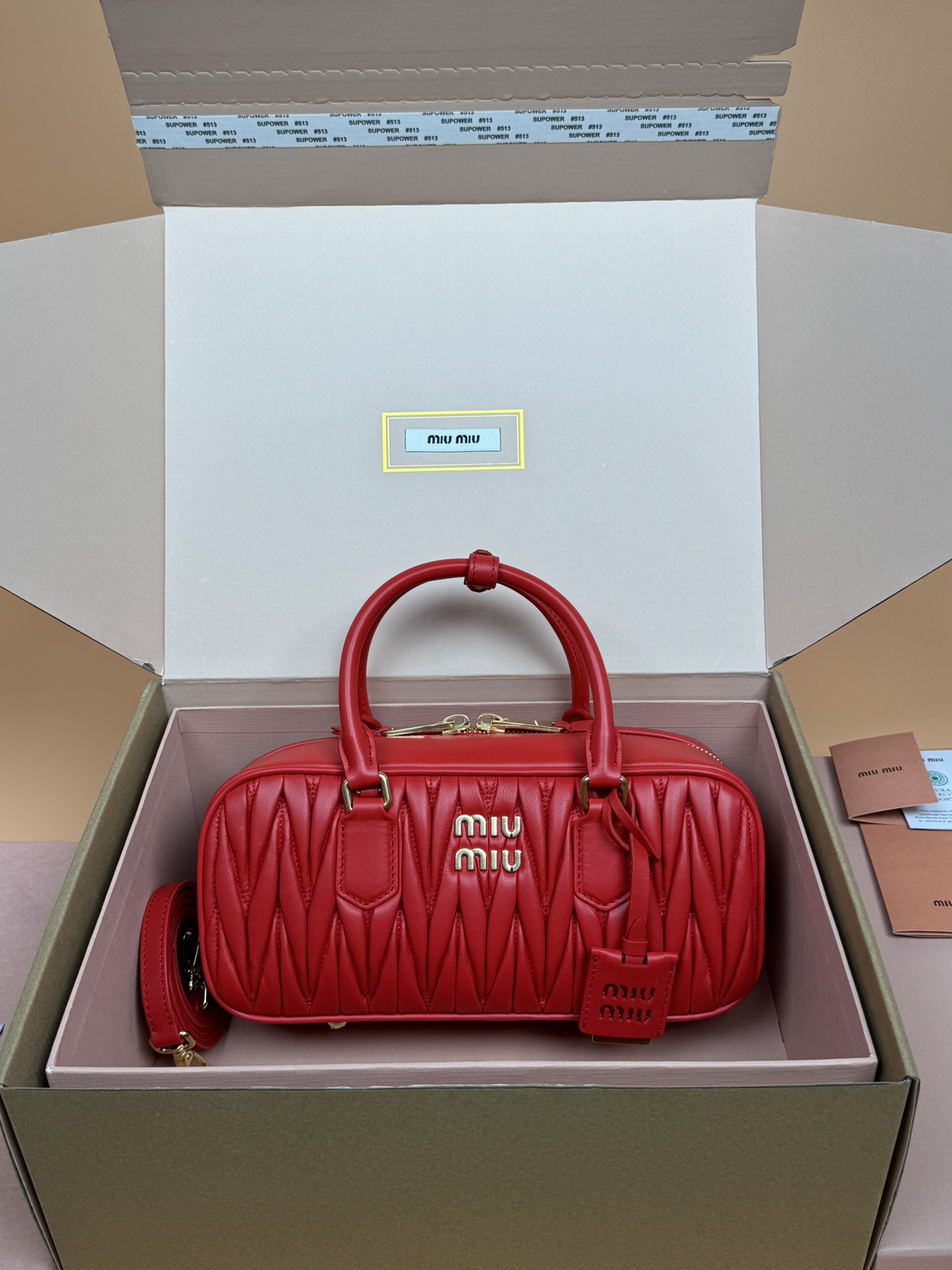 NO:185054,[Original leather of special hardware] Arcadie Matelasse sheepskin medium 27cm bowling handbag/crossbody bag~Big red sheepskin This handbag adopts Matelasse craftsmanship, with three-dimensional texture and exquisite texture bringing a new interpretation of the classic silhouette. The front letter logo is cleverly echoes the metal hardware, and the exquisite workmanship is extraordinary, showing a recognizable classic style. Dynamic and elegant lines are matched with adjustable and removable shoulder straps, presenting a practical and versatile design with modern charm. Size: W27×H12×D9cm Number_5BB, special Miao Miao, satchels, crossbody bags, sheepskin19860909【特级五金原厂皮】 Arcadie Matelasse羊皮革中号27cm保龄球手提包/斜挎包～大红色羊皮 这款手提包采用Matelasse工艺,立体纹理与精致质感为经典廓形带来全新演绎.正面字母徽标与金属五金件巧妙呼应,精致做工卓尔不凡,彰显极具辨识度的经典格调.动感优雅线条搭配可调式可拆卸肩带,呈现富有现代魅力的实用百搭设计. 尺寸:W27×H12×D9cm 編號_5BB,特级缪缪,satchels,crossbody bags,sheepskin,Bag