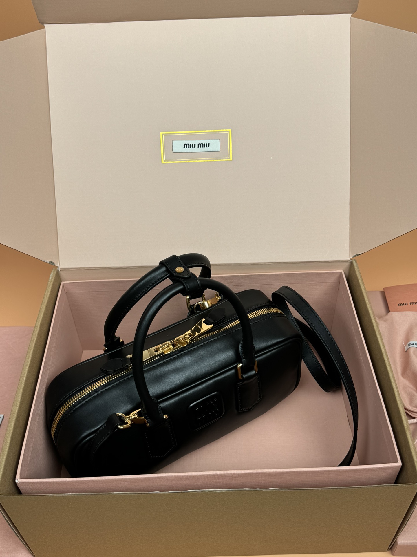 p800。【特级五金原厂皮】Arcadie 牛皮革中号(27cm)保龄球手提包/斜挎包～黑色

这款Arcadic手袋彰显独特的理念，即时装是对现实的反映转译为物质形态的工具。与金属五金配件的饰面相辉映的字母徽标，精致做工卓尔不凡，彰显极具辨识度的经典格调。动感优雅线条搭配可调式可拆卸肩带，呈现富有现代魅力的实用百搭设计。
尺寸:W27×H12×D9cm
編號：5BB148