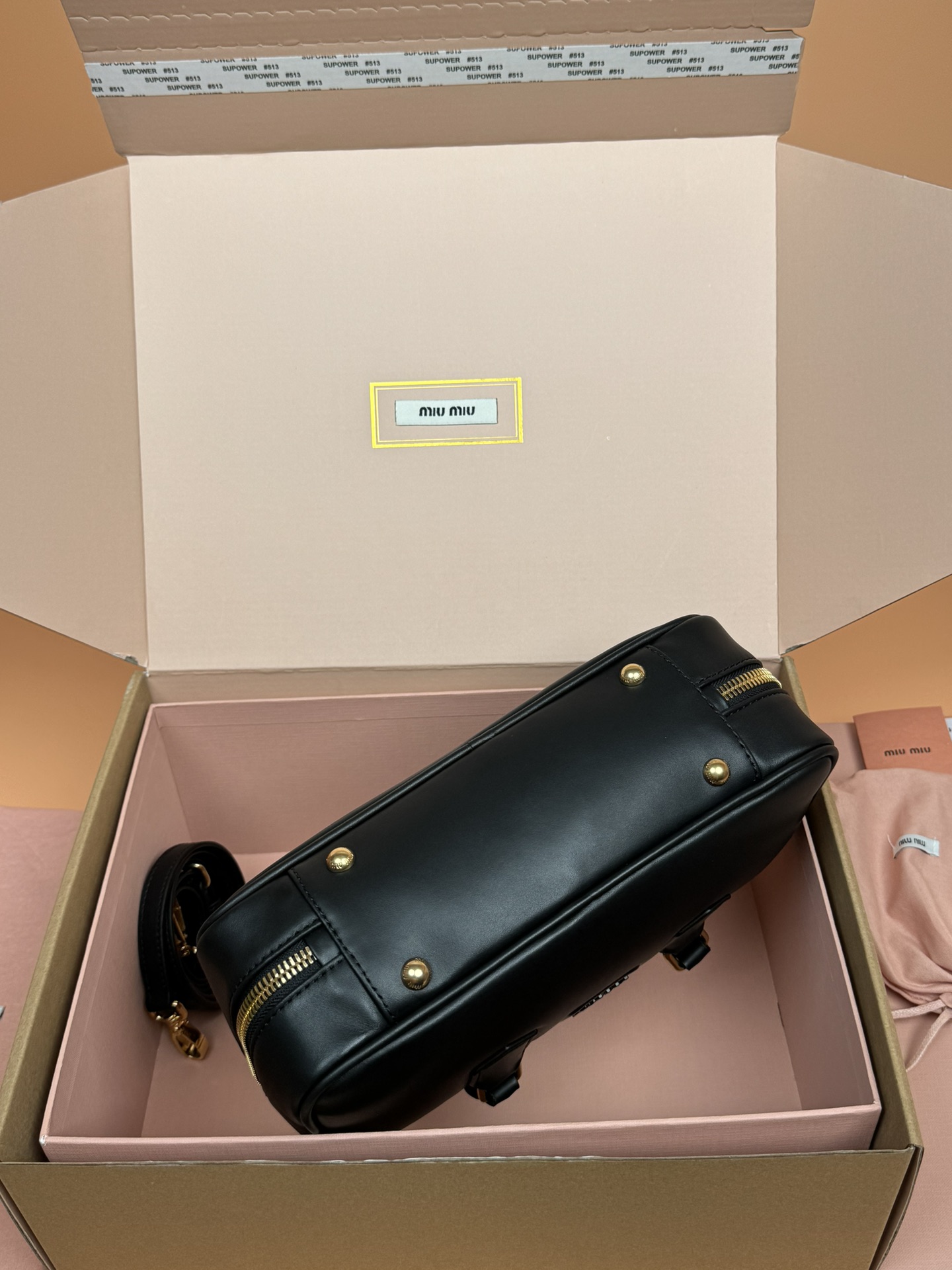 p800。【特级五金原厂皮】Arcadie 牛皮革中号(27cm)保龄球手提包/斜挎包～黑色

这款Arcadic手袋彰显独特的理念，即时装是对现实的反映转译为物质形态的工具。与金属五金配件的饰面相辉映的字母徽标，精致做工卓尔不凡，彰显极具辨识度的经典格调。动感优雅线条搭配可调式可拆卸肩带，呈现富有现代魅力的实用百搭设计。
尺寸:W27×H12×D9cm
編號：5BB148