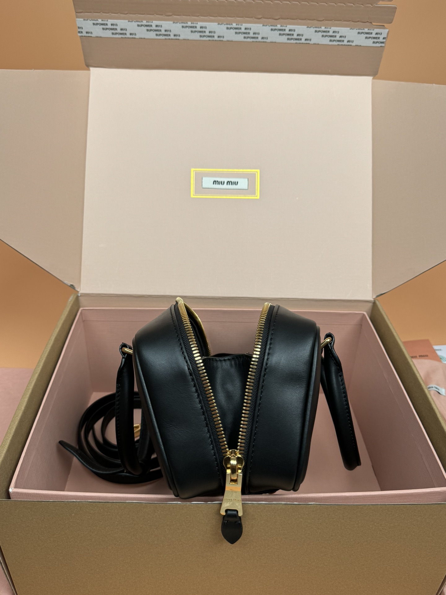 p800。【特级五金原厂皮】Arcadie 牛皮革中号(27cm)保龄球手提包/斜挎包～黑色

这款Arcadic手袋彰显独特的理念，即时装是对现实的反映转译为物质形态的工具。与金属五金配件的饰面相辉映的字母徽标，精致做工卓尔不凡，彰显极具辨识度的经典格调。动感优雅线条搭配可调式可拆卸肩带，呈现富有现代魅力的实用百搭设计。
尺寸:W27×H12×D9cm
編號：5BB148