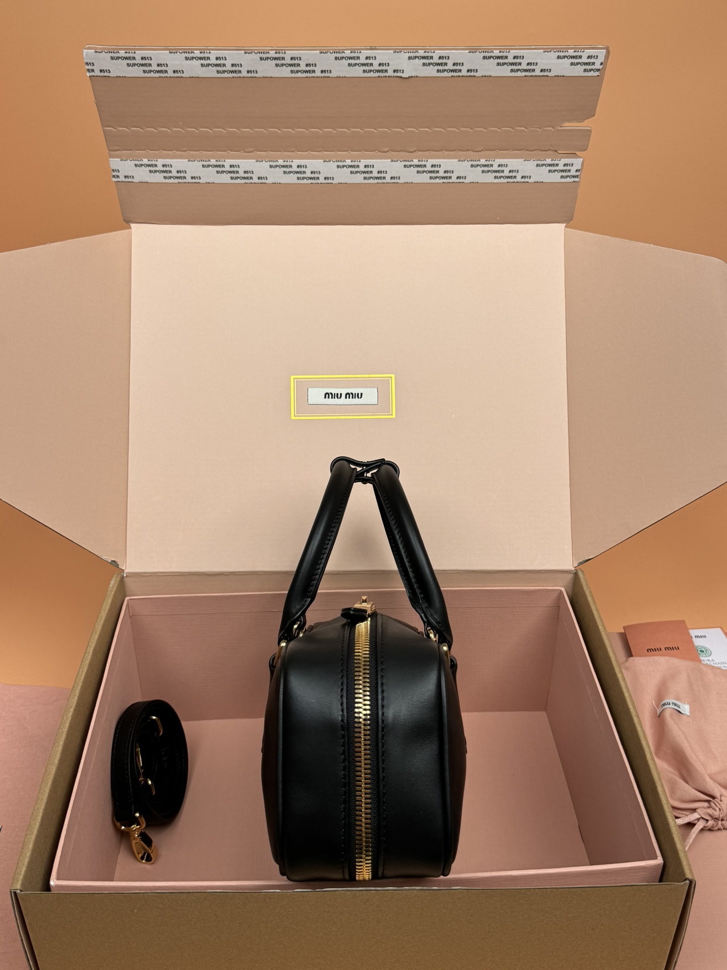 p800。【特级五金原厂皮】Arcadie 牛皮革中号(27cm)保龄球手提包/斜挎包～黑色

这款Arcadic手袋彰显独特的理念，即时装是对现实的反映转译为物质形态的工具。与金属五金配件的饰面相辉映的字母徽标，精致做工卓尔不凡，彰显极具辨识度的经典格调。动感优雅线条搭配可调式可拆卸肩带，呈现富有现代魅力的实用百搭设计。
尺寸:W27×H12×D9cm
編號：5BB148
