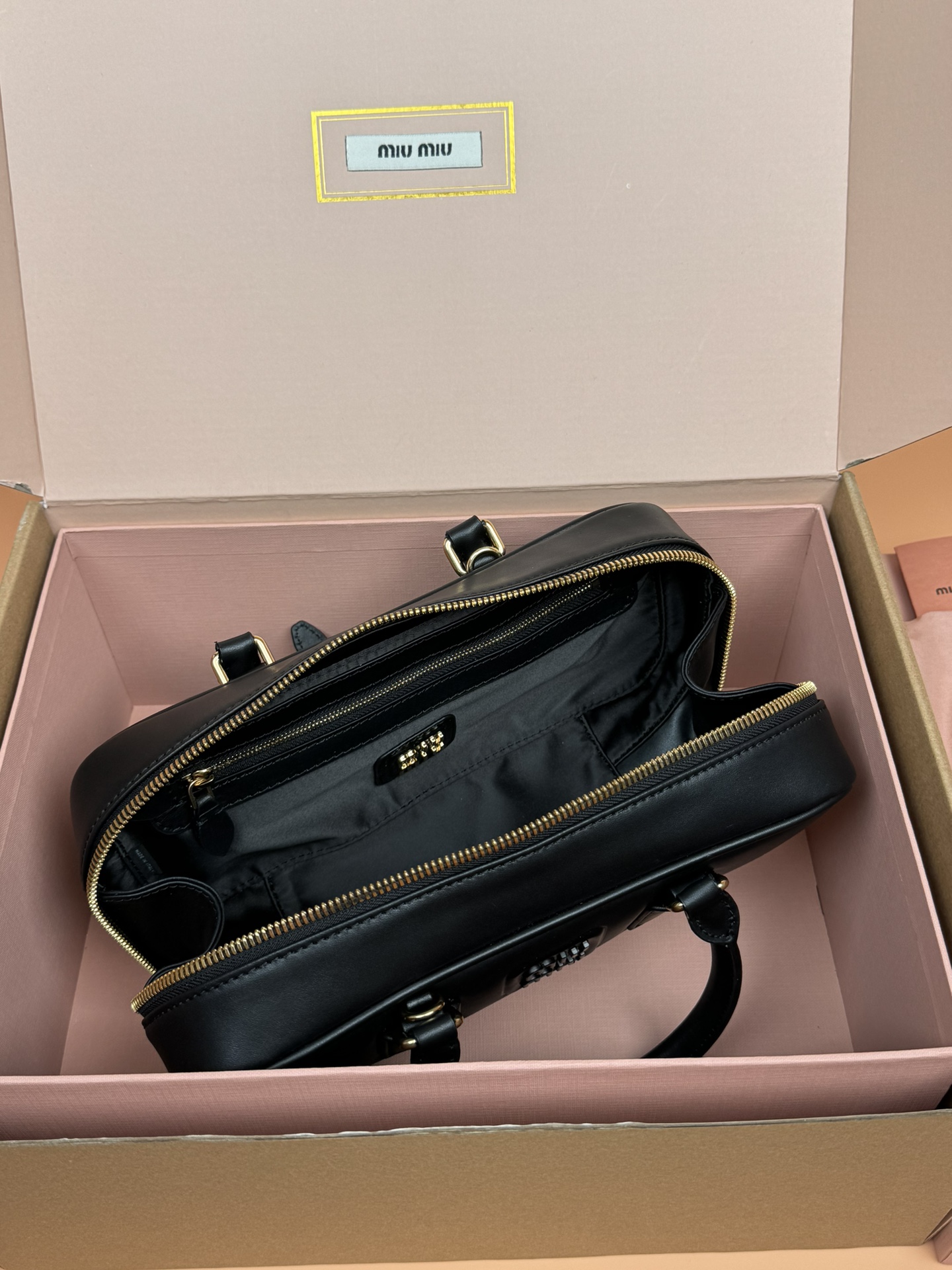p800。【特级五金原厂皮】Arcadie 牛皮革中号(27cm)保龄球手提包/斜挎包～黑色

这款Arcadic手袋彰显独特的理念，即时装是对现实的反映转译为物质形态的工具。与金属五金配件的饰面相辉映的字母徽标，精致做工卓尔不凡，彰显极具辨识度的经典格调。动感优雅线条搭配可调式可拆卸肩带，呈现富有现代魅力的实用百搭设计。
尺寸:W27×H12×D9cm
編號：5BB148
