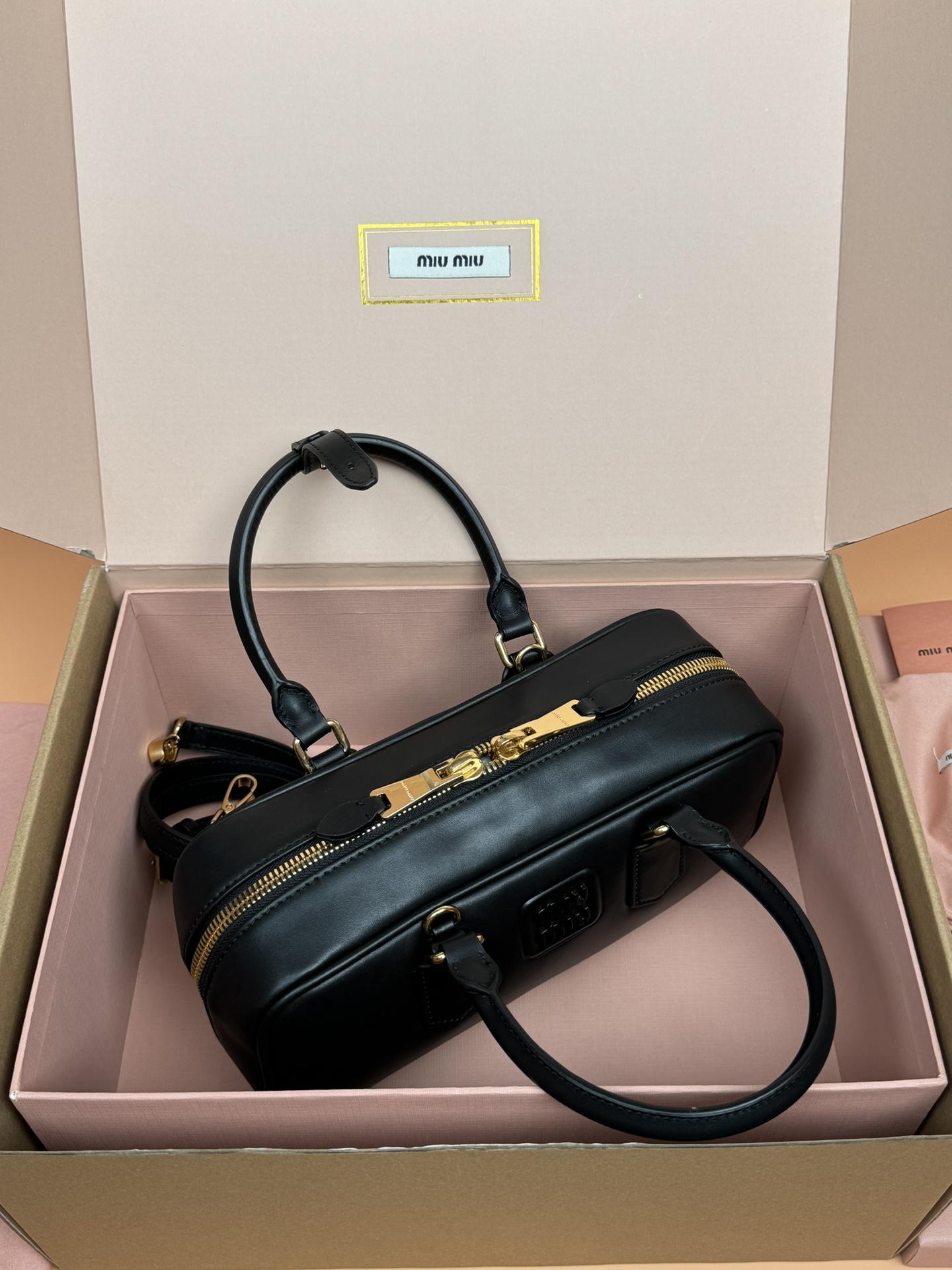 p800。【特级五金原厂皮】Arcadie 牛皮革中号(27cm)保龄球手提包/斜挎包～黑色

这款Arcadic手袋彰显独特的理念，即时装是对现实的反映转译为物质形态的工具。与金属五金配件的饰面相辉映的字母徽标，精致做工卓尔不凡，彰显极具辨识度的经典格调。动感优雅线条搭配可调式可拆卸肩带，呈现富有现代魅力的实用百搭设计。
尺寸:W27×H12×D9cm
編號：5BB148