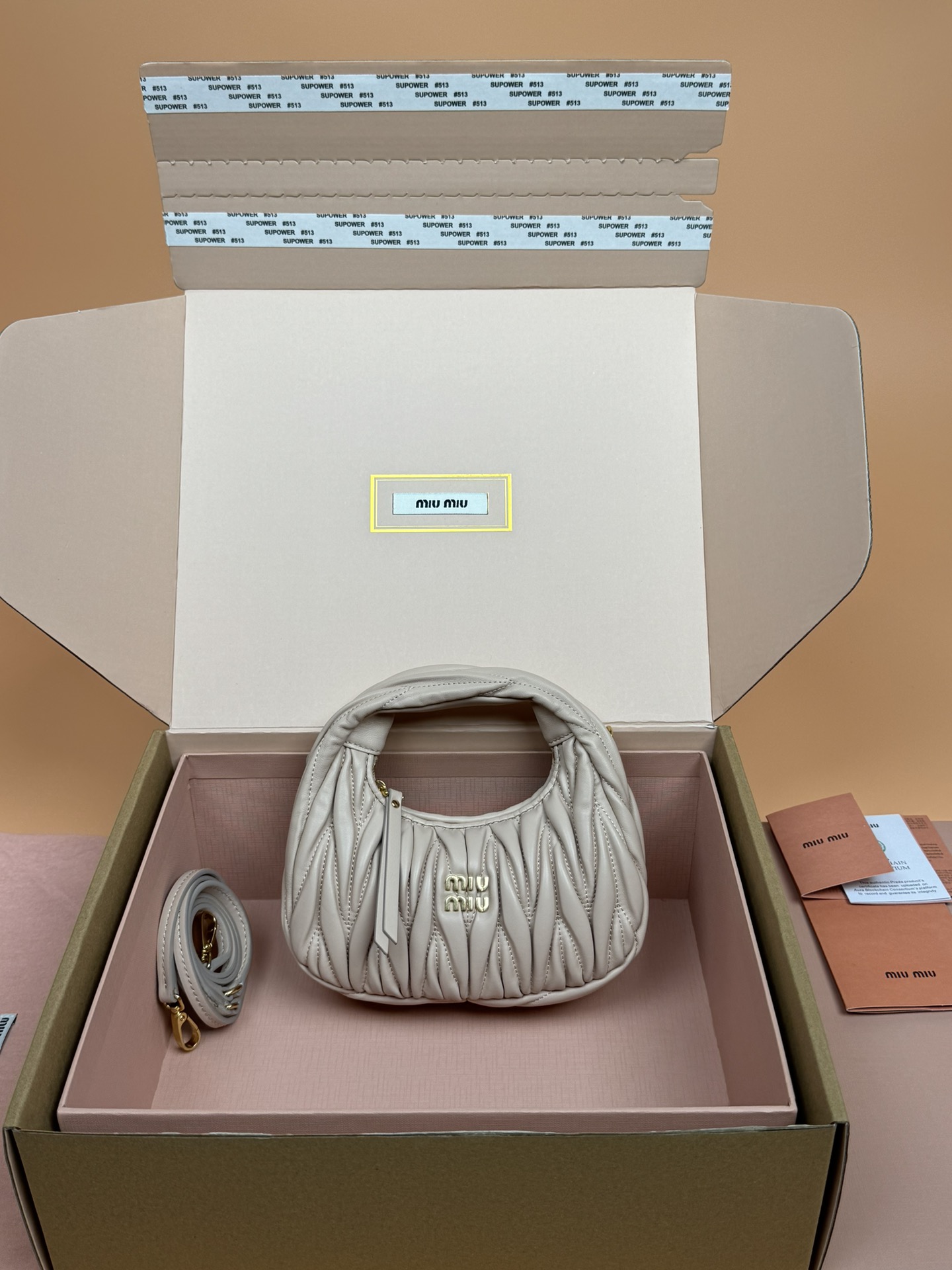 NO:185069,[Excellent hardware original leather] Wander Matelasse sheep leather Hobo mini handbag/crossbody bag~Milk tea apricot sheepskin Wander handbag has become a classic accessories. This mini handbag is made of Matalasse sheepskin, using exquisite craftsmanship to create a three-dimensional effect, showing exquisite elegance. It presents the Hobo bag style, blending retro style and modern elegance, and has become a new synonym for modern femininity. ~Gold accessories ~Zipper closure ~Metal engraving logo on the front ~Cotton satin lining Size: W17.5×H14×D5.5cm Number_5BP, special Miao Miao, satchels, crossbody bags, sheepskin19860909【特级五金原厂皮】 Wander Matelasse羊皮革Hobo迷你手提包/斜挎包～奶茶杏羊皮 Wander手提包已成经典配饰之.这款迷你手袋选用Matalasse羊皮革打造,运用精湛工艺打造三维立体效果,尽显精致优雅.呈现Hobo包版型,融合复古风情与现代优雅,成为现代女性气质的新代名词. ～金色配件 ～拉链开合 ～正面金属刻字徽标 ～棉质缎面衬里 尺寸:W17.5×H14×D5.5cm 編號_5BP,特级缪缪,satchels,crossbody bags,sheepskin,Bag