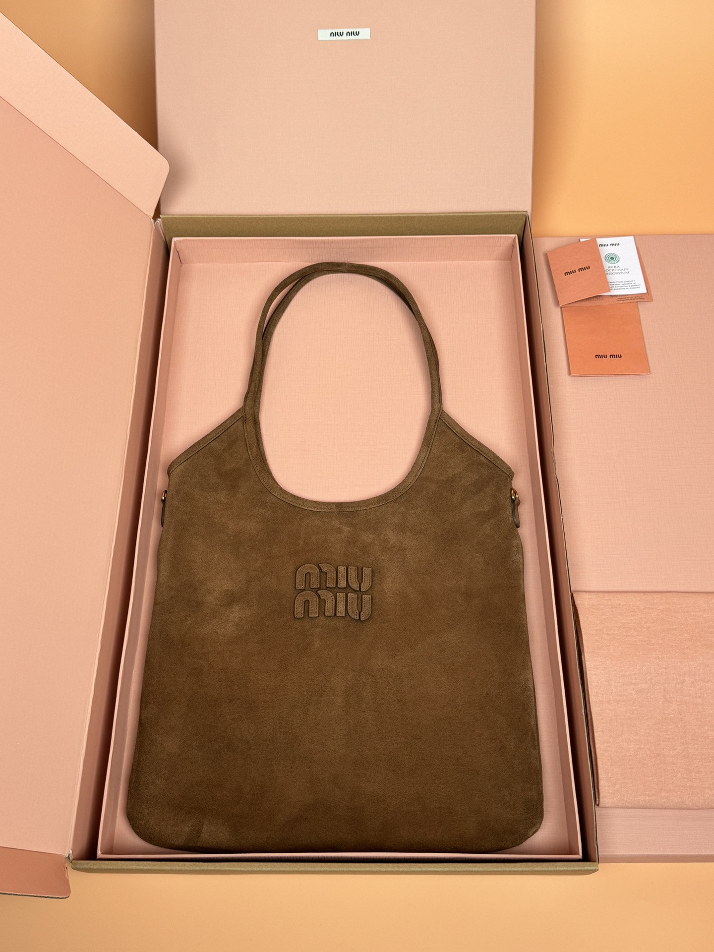 NO:185067,[Excellent hardware original leather] IVY suede cowhide leather handbag/shoulder bag~Cocoa brown The soft touch gives the color depth, highlighting the eternal feeling of the IVY handbag. The letter logo in the same color highlights the classic style. Size: W35×H40cm No._5BG231, special Miao Miu, shoulder bags, cowhide19860909【特级五金原厂皮】 IVY绒面牛皮革手提包/单肩包～可可棕 柔软触感赋予了色泽深度,彰显IVY手袋的永恒之感.同色系字母徽标彰显经典格调. 尺寸:W35×H40cm 編號_5BG231,特级缪缪,shoulder bags,cowhide,Bag