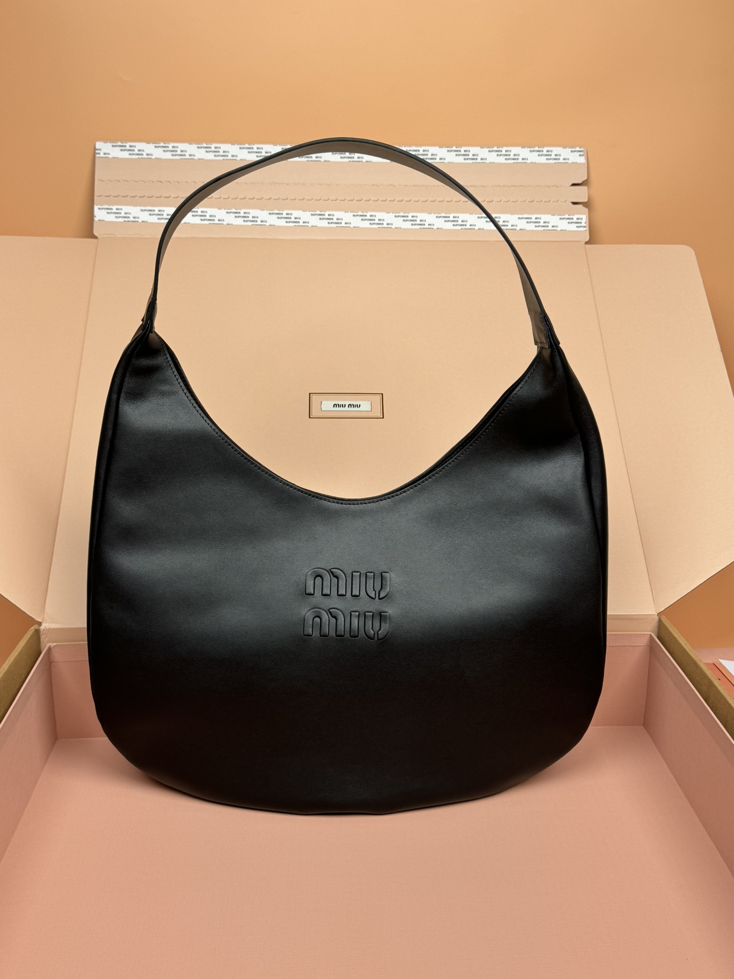 NO:185096,[Excellent hardware original leather] Cowhide leather Hobo underarm bag ~ Black This Hobo underarm bag shows classic charm while expressing a dynamic and varied modern style. The embossed lettering logo embellishes the iconic brand style, and the lining adds exquisite details. Size: W42×H42×10cm Number_5BC134, special Miao Miao, cowhide19860909【特级五金原厂皮】 牛皮革Hobo腋下包～黑色 这款Hobo腋下包展现经典魅力的同时表达活力百变的现代风情.压花刻字徽标点缀标志性品牌风格,衬里平添精致细节 尺寸:W42×H42×10cm 編號_5BC134,特级缪缪,cowhide,Bag