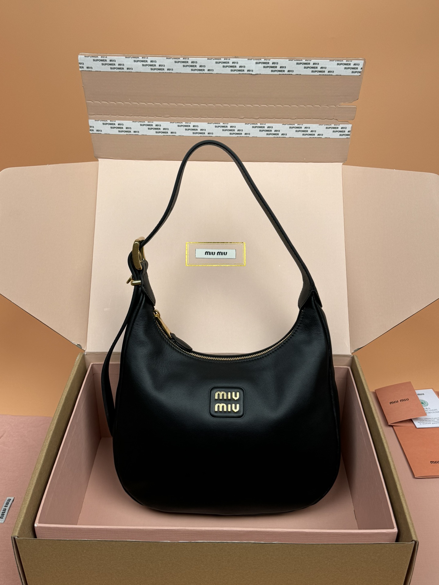 NO:185057,[Excellent hardware original leather] Cowhide leather crescent bag handbag/shoulder bag~Black This classic style crescent bag has shiny metal hardware, and the letter logo adds iconic elements to the overall design, which is very recognizable. Size: W27×H27×D9cm Number_5B, special Miu Miu, shoulder bags, cowhide19860909【特级五金原厂皮】 牛皮革新月包手提包/单肩包～黑色 这款经典风格新月包,金属五金件闪闪发光,而字母徽标则为整体设过增添了标志性元素,非常具有辨识度. 尺寸:W27×H27×D9cm 編號_5B,特级缪缪,shoulder bags,cowhide,Bag
