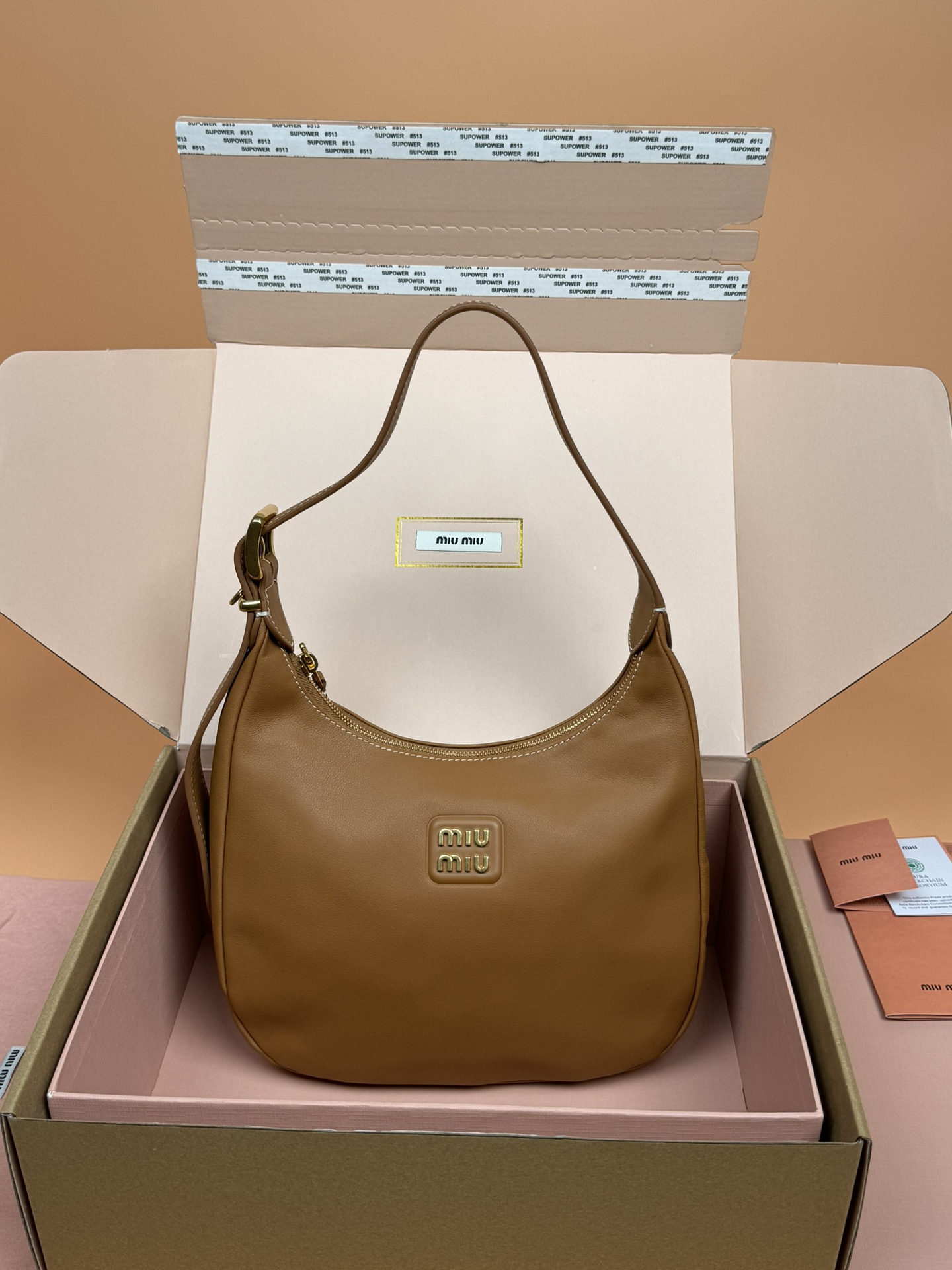 NO:185062,[Excellent hardware original leather] Cowhide leather crescent bag handbag/shoulder bag ~ brown This classic style crescent bag has shiny metal hardware, and the letter logo adds iconic elements to the overall design, which is very recognizable. Size: W27×H27×D9cm Number_5B, special Miu Miu, shoulder bags, cowhide19860909【特级五金原厂皮】 牛皮革新月包手提包/单肩包～棕色 这款经典风格新月包,金属五金件闪闪发光,而字母徽标则为整体设过增添了标志性元素,非常具有辨识度. 尺寸:W27×H27×D9cm 編號_5B,特级缪缪,shoulder bags,cowhide,Bag