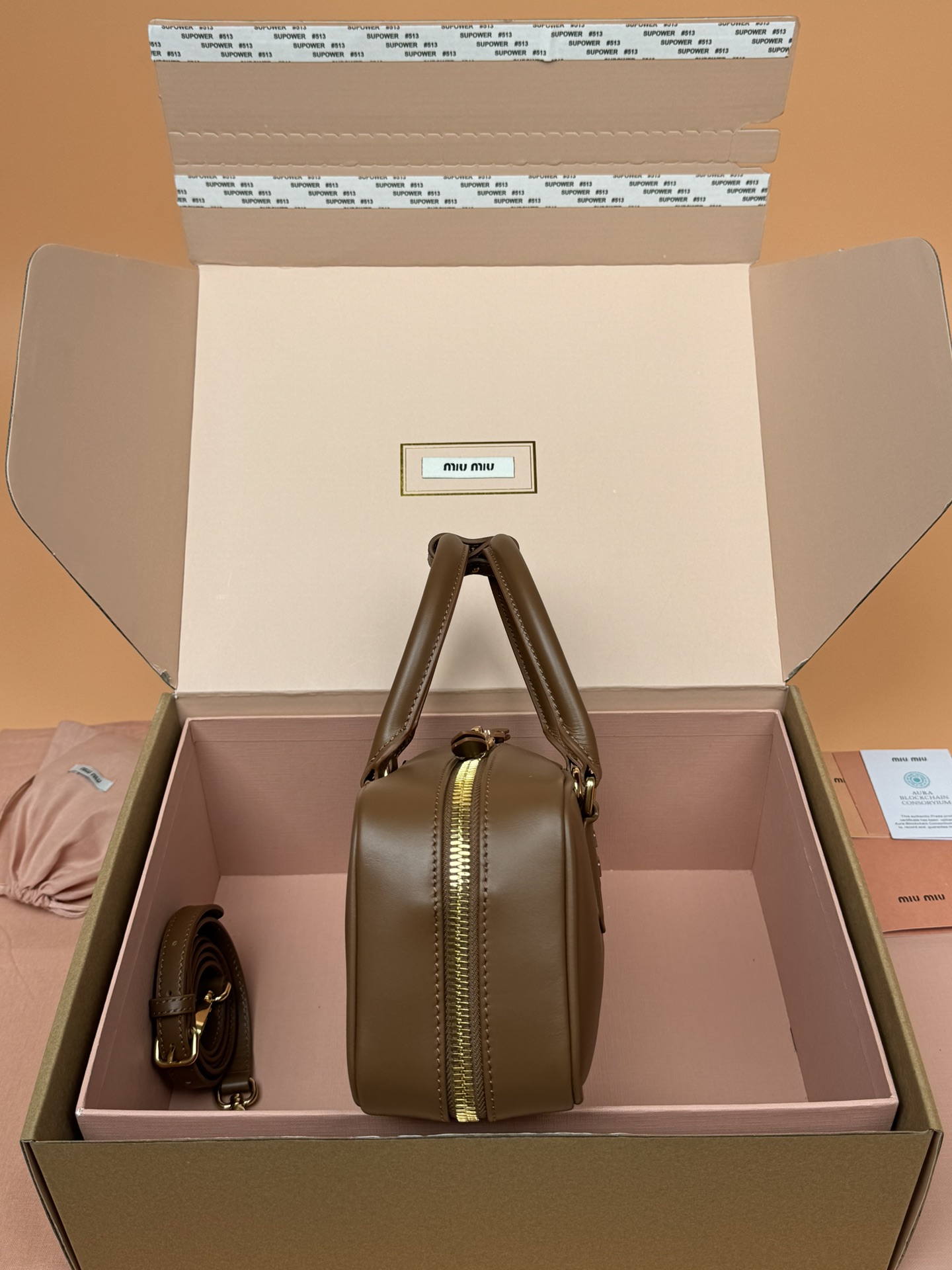 p800。【特级五金原厂皮】Arcadie 牛皮革中号(27cm)保龄球手提包/斜挎包～牛焦糖色

这款Arcadic手袋彰显独特的理念，即时装是对现实的反映转译为物质形态的工具。与金属五金配件的饰面相辉映的字母徽标，精致做工卓尔不凡，彰显极具辨识度的经典格调。动感优雅线条搭配可调式可拆卸肩带，呈现富有现代魅力的实用百搭设计。
尺寸:W27×H12×D9cm
編號：5BB148