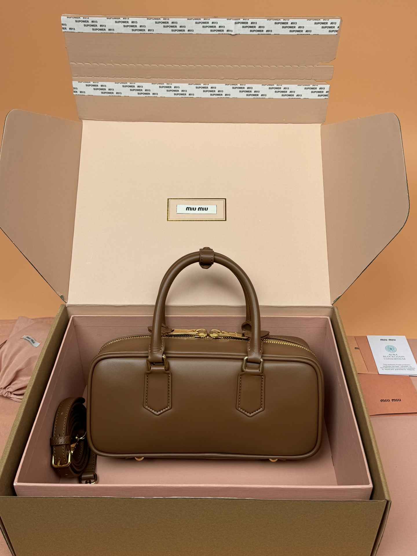 p800。【特级五金原厂皮】Arcadie 牛皮革中号(27cm)保龄球手提包/斜挎包～牛焦糖色

这款Arcadic手袋彰显独特的理念，即时装是对现实的反映转译为物质形态的工具。与金属五金配件的饰面相辉映的字母徽标，精致做工卓尔不凡，彰显极具辨识度的经典格调。动感优雅线条搭配可调式可拆卸肩带，呈现富有现代魅力的实用百搭设计。
尺寸:W27×H12×D9cm
編號：5BB148