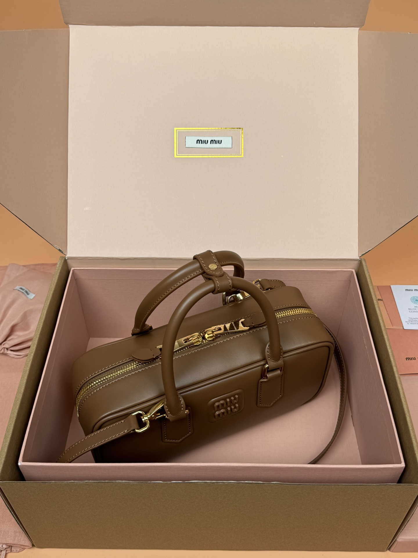 p800。【特级五金原厂皮】Arcadie 牛皮革中号(27cm)保龄球手提包/斜挎包～牛焦糖色

这款Arcadic手袋彰显独特的理念，即时装是对现实的反映转译为物质形态的工具。与金属五金配件的饰面相辉映的字母徽标，精致做工卓尔不凡，彰显极具辨识度的经典格调。动感优雅线条搭配可调式可拆卸肩带，呈现富有现代魅力的实用百搭设计。
尺寸:W27×H12×D9cm
編號：5BB148