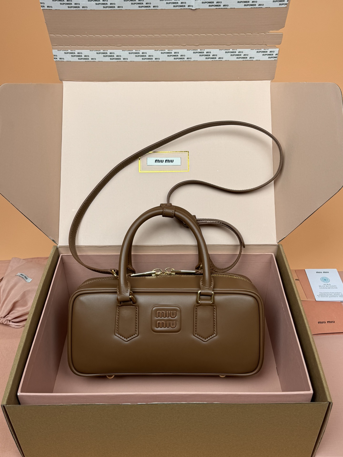 p800。【特级五金原厂皮】Arcadie 牛皮革中号(27cm)保龄球手提包/斜挎包～牛焦糖色

这款Arcadic手袋彰显独特的理念，即时装是对现实的反映转译为物质形态的工具。与金属五金配件的饰面相辉映的字母徽标，精致做工卓尔不凡，彰显极具辨识度的经典格调。动感优雅线条搭配可调式可拆卸肩带，呈现富有现代魅力的实用百搭设计。
尺寸:W27×H12×D9cm
編號：5BB148