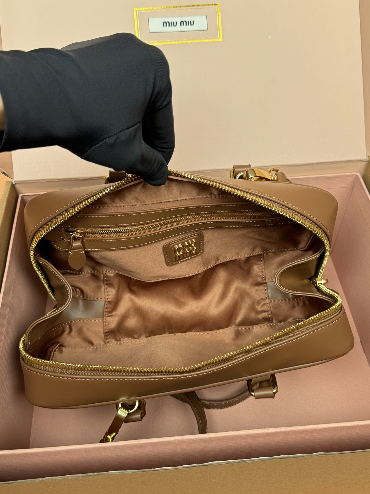p800。【特级五金原厂皮】Arcadie 牛皮革中号(27cm)保龄球手提包/斜挎包～牛焦糖色

这款Arcadic手袋彰显独特的理念，即时装是对现实的反映转译为物质形态的工具。与金属五金配件的饰面相辉映的字母徽标，精致做工卓尔不凡，彰显极具辨识度的经典格调。动感优雅线条搭配可调式可拆卸肩带，呈现富有现代魅力的实用百搭设计。
尺寸:W27×H12×D9cm
編號：5BB148