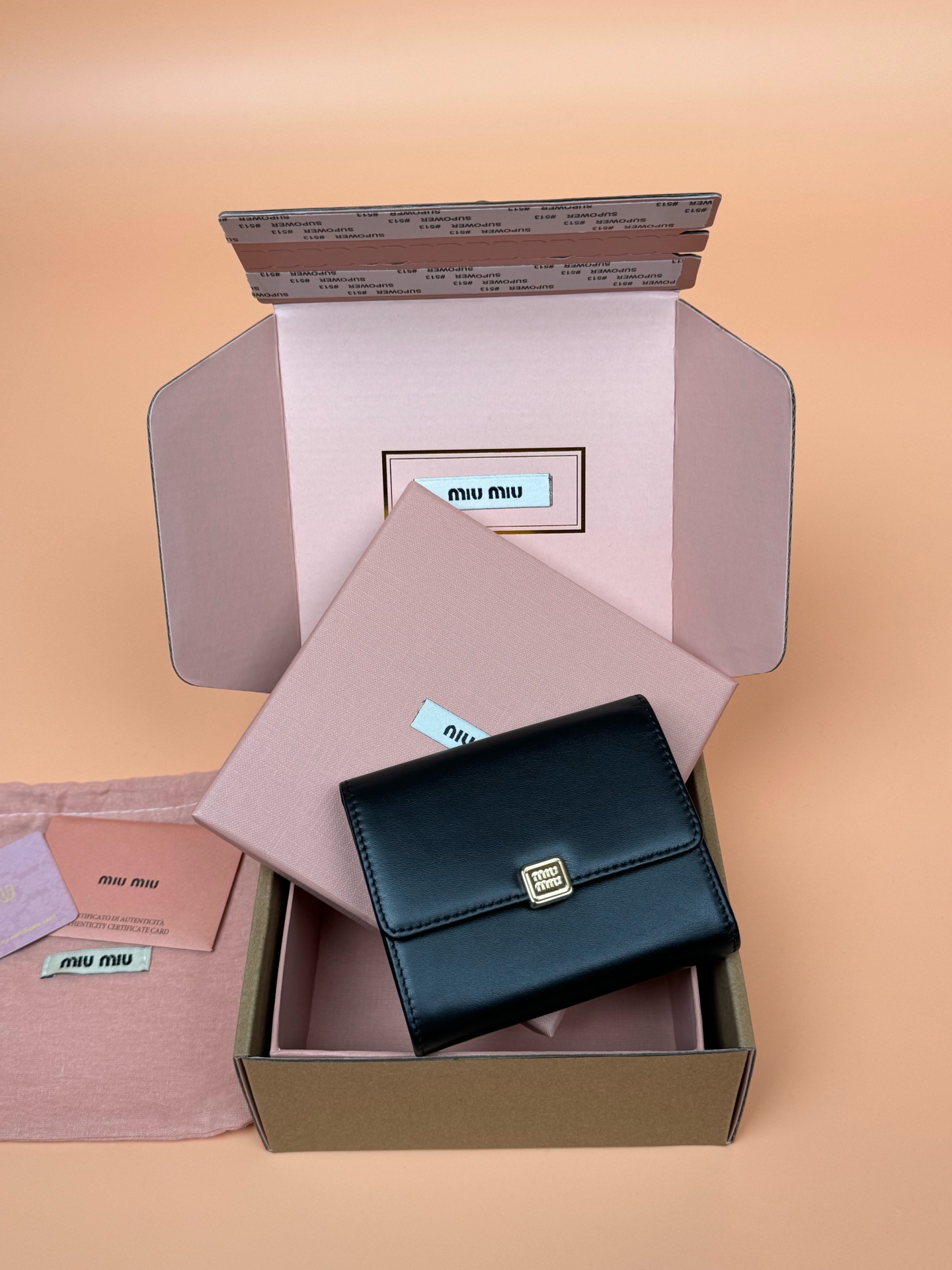 NO:186323,[Excellent hardware original leather] ~ Imported cowhide wallet ~ Black - Snap buckle opening and closing - Metal letter logo - 2 card slots - 1 banknote compartment - 1 coin bag - with lining Size: w11.5×h10.2×2cm Number 5MH033_ MM, large factory goods MIUMIU, miumiu, wallets, cowhide19860909【特级五金原厂皮】~進口牛皮钱包～黑色 -按扣開合 -金屬字母徽標 -2個卡位 -1个钞票隔层 -1个零钱袋 -帶襯裡 尺寸:w11.5×h10.2×2cm 編號5MH033_ MM,大厂货MIUMIU,miumiu,wallets,cowhide,Bag