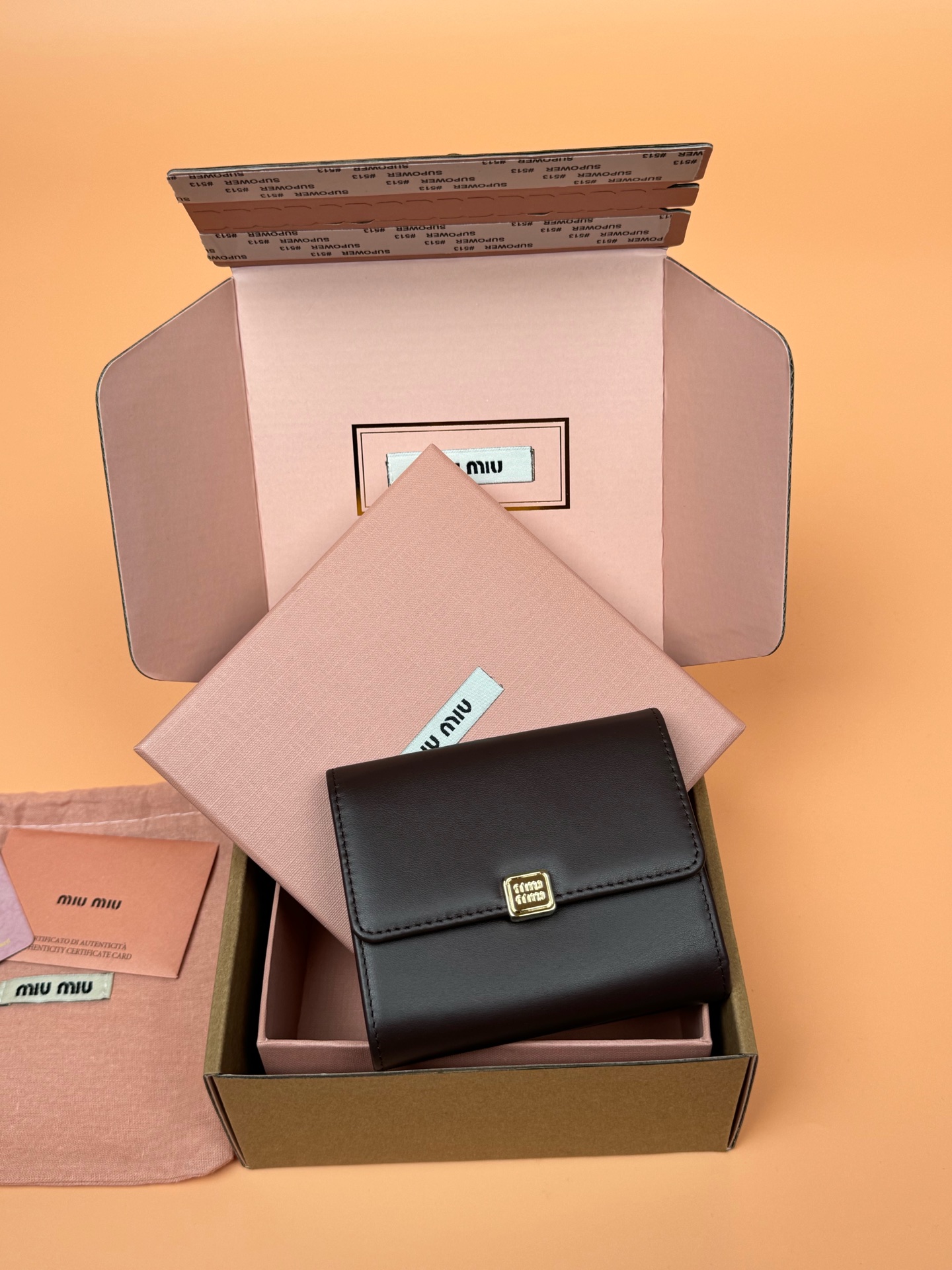 NO:186329,[Excellent hardware original leather] ~ Imported cowhide wallet ~ Heather wood color - snap button opening and closing - Metal letter logo - 2 card slots - 1 banknote compartment - 1 coin bag - with lining Size: w11.5×h10.2×2cm Number 5MH033_ MM, large factory goods MIUMIU, miumiu, wallets, cowhide19860909【特级五金原厂皮】~進口牛皮钱包～石南木色 -按扣開合 -金屬字母徽標 -2個卡位 -1个钞票隔层 -1个零钱袋 -帶襯裡 尺寸:w11.5×h10.2×2cm 編號5MH033_ MM,大厂货MIUMIU,miumiu,wallets,cowhide,Bag