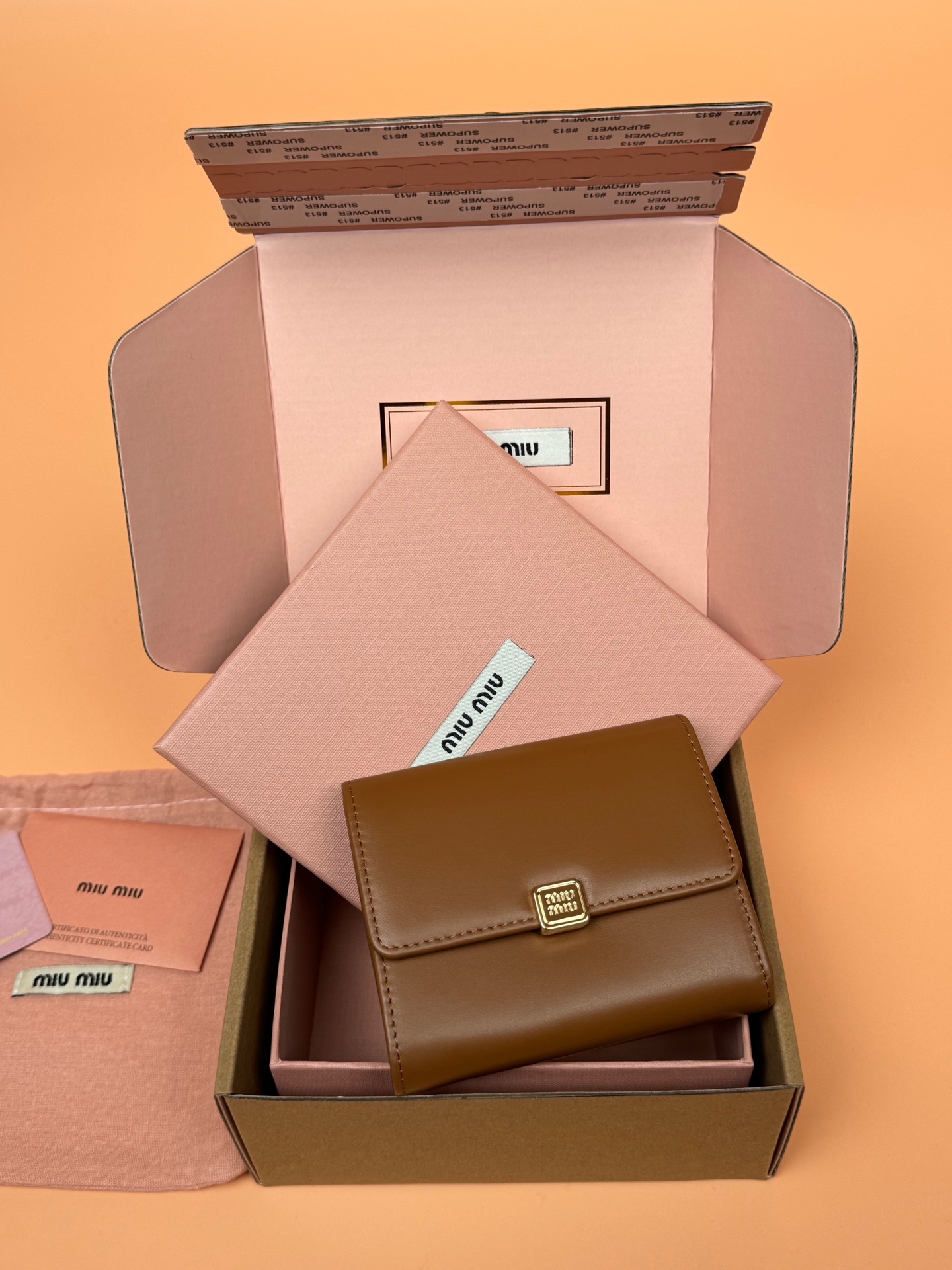 NO:186335,[Excellent hardware original leather] Imported cowhide wallet ~ Cognac color - snap button opening and closing - metal letter logo - 2 card slots - 1 banknote compartment - 1 coin bag - with lining Size: w11.5×h10.2×2cm Number 5MH033_ MM, large-scale goods MIUMIU, miumiu, wallets, cowhide19860909【特级五金原厂皮】 進口牛皮钱包～干邑色 -按扣開合 -金屬字母徽標 -2個卡位 -1个钞票隔层 -1个零钱袋 -帶襯裡 尺寸:w11.5×h10.2×2cm 編號5MH033_ MM,大厂货MIUMIU,miumiu,wallets,cowhide,Bag