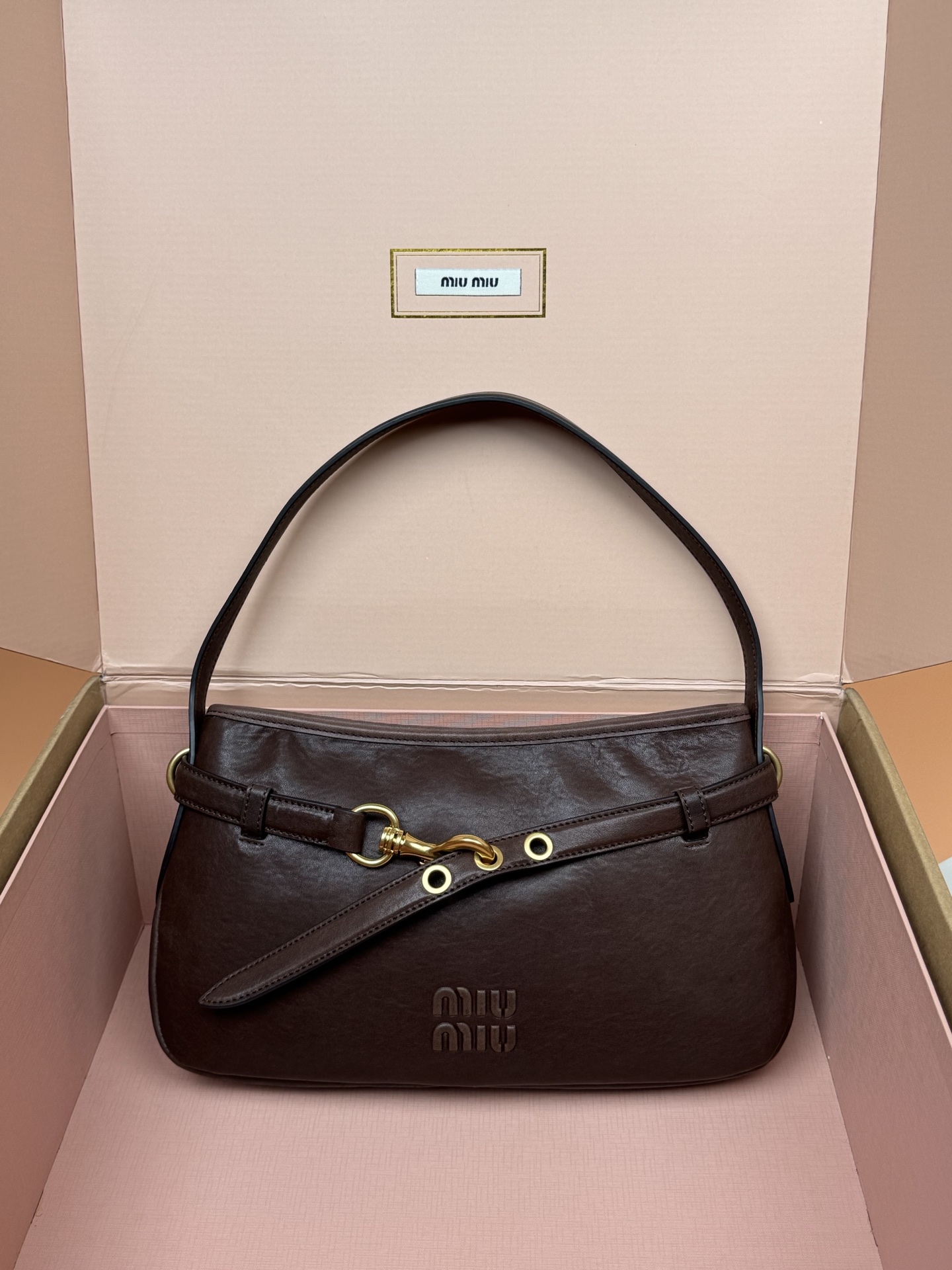 NO:393152,Original leather [Excellent hardware original leather] Adventure Nappa sheepskin handbag/shoulder bag ~ Heather [Small] This sheepskin handbag is inspired by the brand's collection of items. Its structure has been adjusted to become lighter, bringing new personality, creating a classic bag with timeless charm. Decorated with embossed letter logos to increase brand recognition. Size: W33×H19×D5cm Number:_5BG182,MIUMIU,miumiu, shoulder bags, sheepskin19860909原厂皮【特级五金原厂皮】Adventure Nappa羊皮革手提包/单肩包～石南木【小号】 这款羊皮手提包的灵感源自品牌典藏单品,其结构经过调整,变得更加轻便,焕发全新个性,打造具有隽永魅力的经典包款.饰以压花字母徽标,增添品牌辨识度. 尺寸:W33×H19×D5cm 編號:_5BG182,MIUMIU,miumiu,shoulder bags,sheepskin,Bag