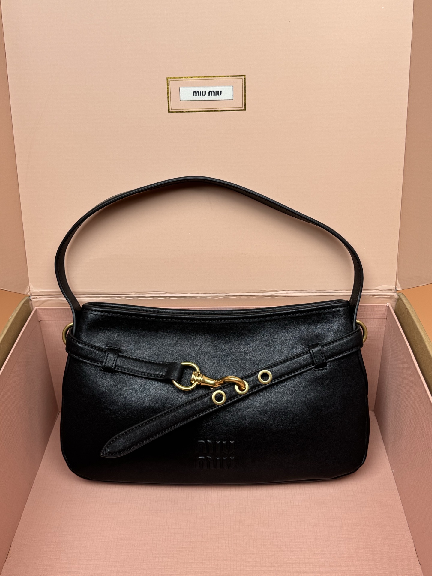 NO:393157,Original leather, picture packaging [Excellent hardware original leather] Adventure Nappa sheepskin handbag/shoulder bag ~ Black [small] This sheepskin handbag is inspired by the brand's collection of items. Its structure has been adjusted to become lighter, bringing new personality, creating a classic bag with timeless charm. Decorated with embossed letter logos to increase brand recognition. Size: W33×H19×D5cm Number:_5BG182,MIUMIU, miumiu, shoulder bags, sheepskin19860909原厂皮,配图片包装【特级五金原厂皮】Adventure Nappa羊皮革手提包/单肩包～黑色【小号】 这款羊皮手提包的灵感源自品牌典藏单品,其结构经过调整,变得更加轻便,焕发全新个性,打造具有隽永魅力的经典包款.饰以压花字母徽标,增添品牌辨识度. 尺寸:W33×H19×D5cm 編號:_5BG182,MIUMIU,miumiu,shoulder bags,sheepskin,Bag