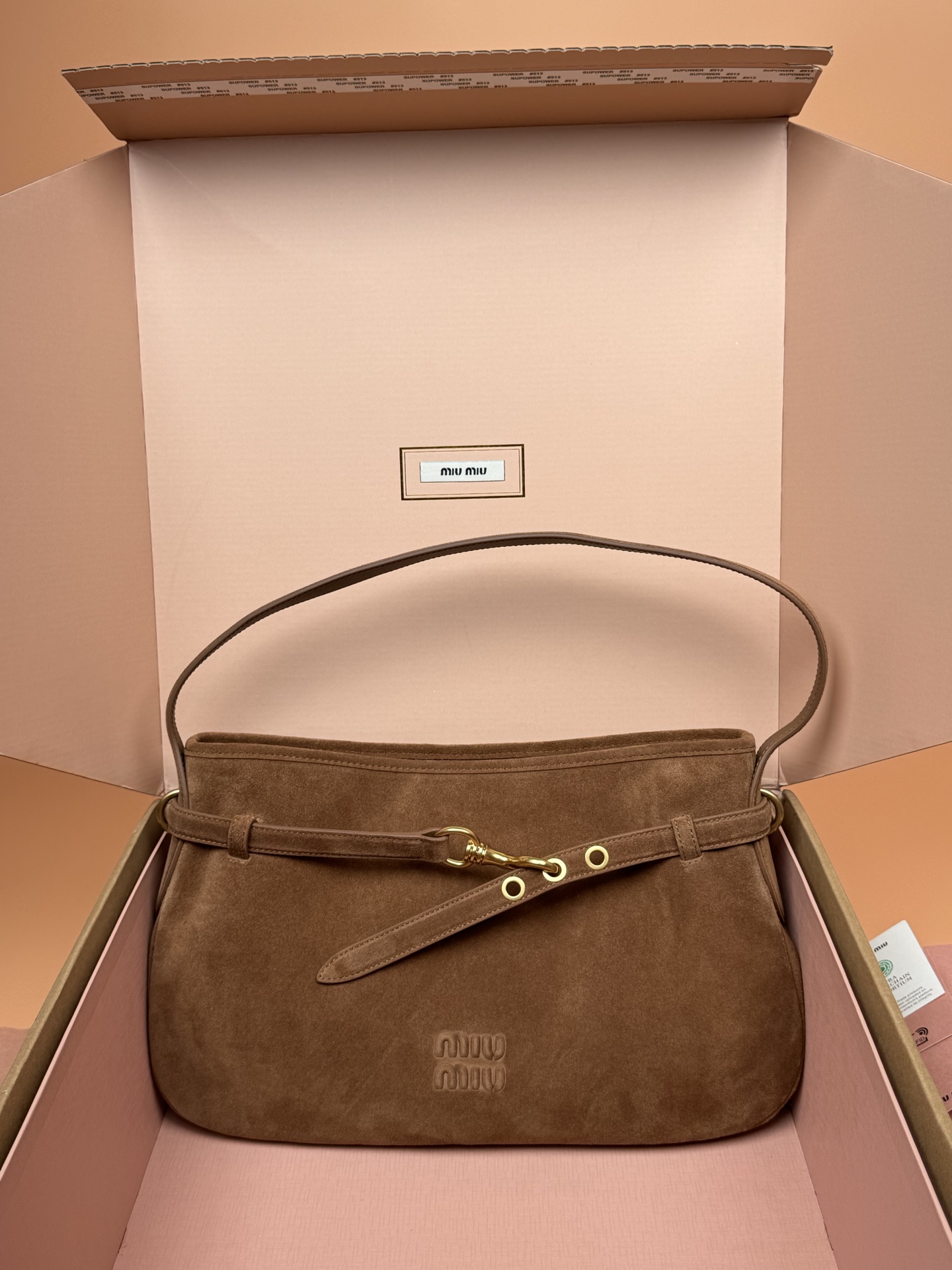 NO:393186,Original leather, picture packaging [Excellent hardware original leather] Adventure Nappa sheepskin handbag/shoulder bag ~ frosted camel brown [Medium size] This sheepskin handbag is inspired by the brand collection. Its structure has been adjusted to become lighter, bringing new personality, creating a classic bag with timeless charm. Decorated with embossed letter logos to increase brand recognition. Size: W40×H24×D6cm Number:_5BG181,MIUMIU,miumiu, shoulder bags, sheepskin19860909原厂皮,配图片包装【特级五金原厂皮】Adventure Nappa羊皮革手提包/单肩包～磨砂驼棕色【中号】 这款羊皮手提包的灵感源自品牌典藏单品,其结构经过调整,变得更加轻便,焕发全新个性,打造具有隽永魅力的经典包款.饰以压花字母徽标,增添品牌辨识度. 尺寸: W40×H24×D6cm 編號:_5BG181,MIUMIU,miumiu,shoulder bags,sheepskin,Bag