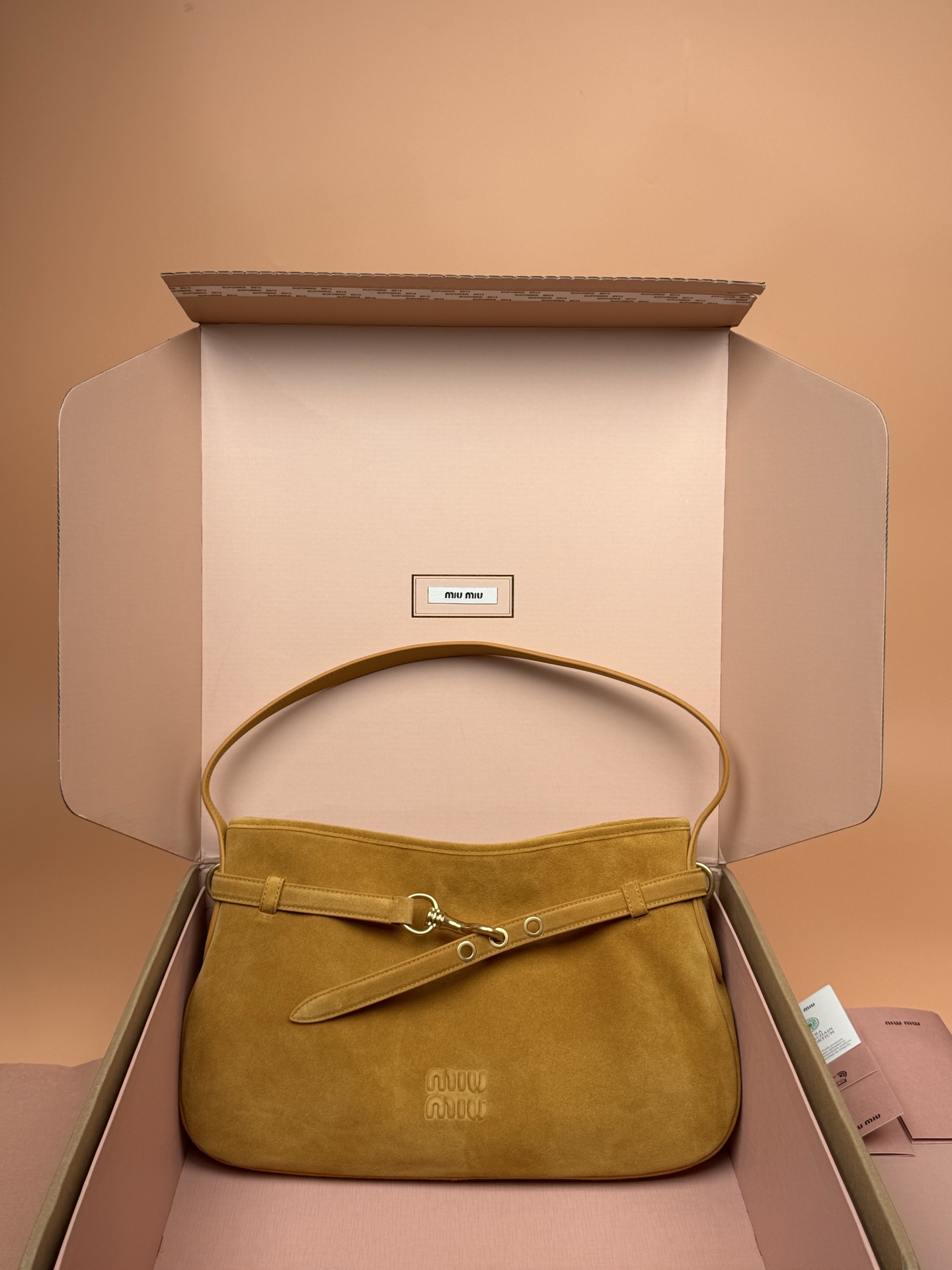 NO:393167,Original leather, picture packaging [Excellent hardware original leather] Adventure Nappa sheepskin handbag/shoulder bag ~ frosted yellow [small] This sheepskin handbag is inspired by the brand's collection of items. Its structure has been adjusted to become lighter, bringing new personality, creating a classic bag with timeless charm. Decorated with embossed letter logos to increase brand recognition. Size: W33×H19×D5cm Number:_5BG182,MIUMIU, miumiu, shoulder bags, sheepskin19860909原厂皮,配图片包装【特级五金原厂皮】Adventure Nappa羊皮革手提包/单肩包～磨砂黄【小号】 这款羊皮手提包的灵感源自品牌典藏单品,其结构经过调整,变得更加轻便,焕发全新个性,打造具有隽永魅力的经典包款.饰以压花字母徽标,增添品牌辨识度. 尺寸:W33×H19×D5cm 編號:_5BG182,MIUMIU,miumiu,shoulder bags,sheepskin,Bag