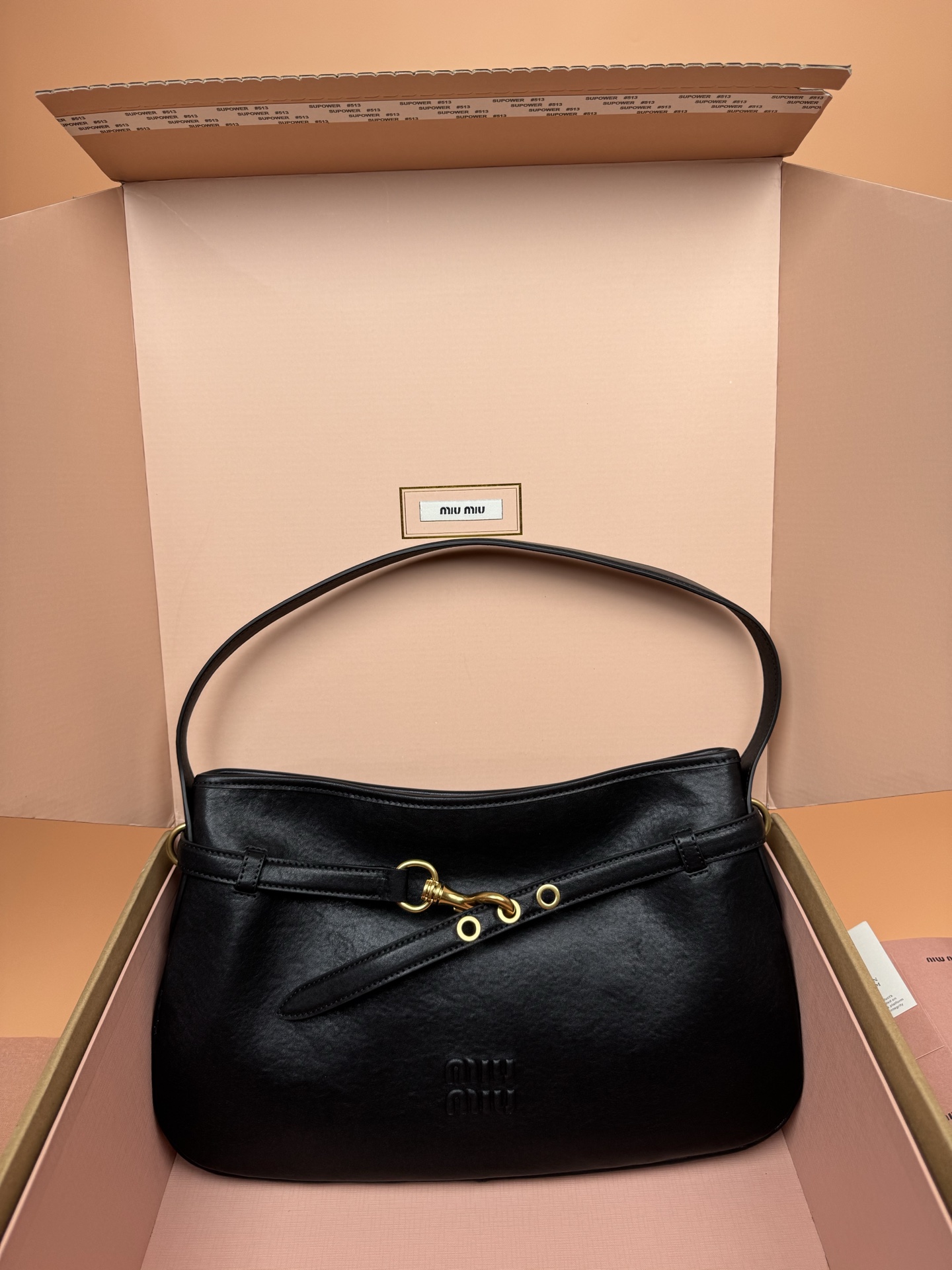 NO:393180,Original leather, picture packaging [Excellent hardware original leather] Adventure Nappa sheepskin handbag/shoulder bag ~ black [Medium size] This sheepskin handbag is inspired by the brand collection. Its structure has been adjusted to become lighter, bringing new personality, creating a classic bag with timeless charm. Decorated with embossed letter logos to increase brand recognition. Size: W40×H24×D6cm Number:_5BG181,MIUMIU,miumiu, shoulder bags, sheepskin19860909原厂皮,配图片包装【特级五金原厂皮】Adventure Nappa羊皮革手提包/单肩包～黑色【中号】 这款羊皮手提包的灵感源自品牌典藏单品,其结构经过调整,变得更加轻便,焕发全新个性,打造具有隽永魅力的经典包款.饰以压花字母徽标,增添品牌辨识度. 尺寸: W40×H24×D6cm 編號:_5BG181,MIUMIU,miumiu,shoulder bags,sheepskin,Bag