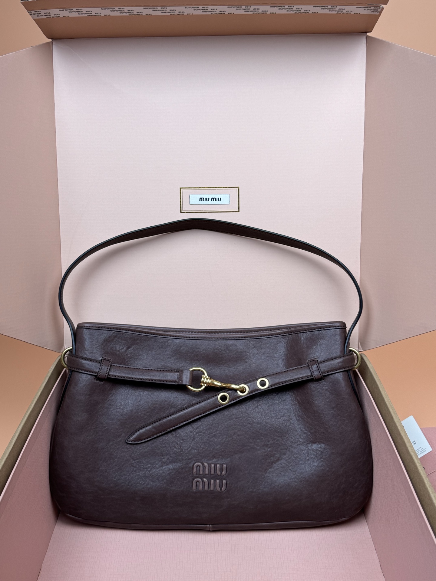 NO:393184,Original leather, picture packaging [Excellent hardware original leather] Adventure Nappa sheepskin handbag/shoulder bag ~ Heather [Medium] This sheepskin handbag is inspired by the brand collection. Its structure has been adjusted to become lighter, bringing new personality, creating a classic bag with timeless charm. Decorated with embossed letter logos to increase brand recognition. Size: W40×H24×D6cm Number:_5BG181,MIUMIU,miumiu, shoulder bags, sheepskin19860909原厂皮,配图片包装【特级五金原厂皮】Adventure Nappa羊皮革手提包/单肩包～石南木【中号】 这款羊皮手提包的灵感源自品牌典藏单品,其结构经过调整,变得更加轻便,焕发全新个性,打造具有隽永魅力的经典包款.饰以压花字母徽标,增添品牌辨识度. 尺寸: W40×H24×D6cm 編號:_5BG181,MIUMIU,miumiu,shoulder bags,sheepskin,Bag