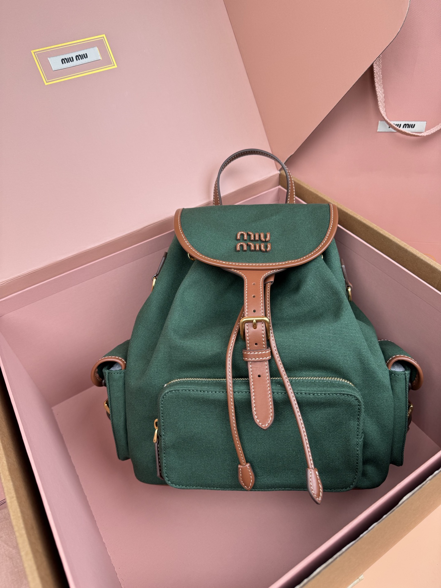 p880。【特级五金原厂皮】帆布和牛皮革双肩包～绿色

这款帆布与皮革双肩背包采用校园风设计，让人想起童年，融合精湛工艺与休闲态度。别致的多口袋设计彰显品牌手袋的时尚趣致精神。
尺寸:W25×H29.5×D12.5cm
編號：5BZ042