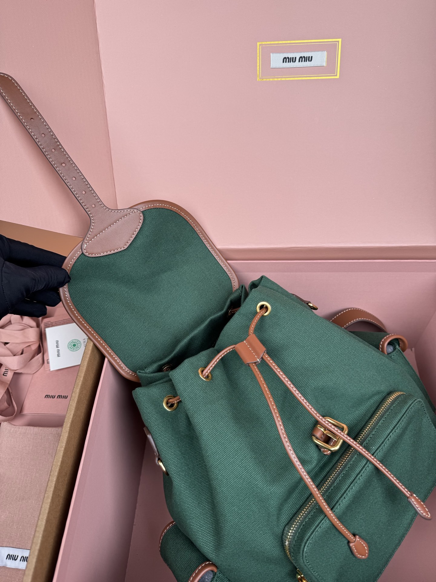 p880。【特级五金原厂皮】帆布和牛皮革双肩包～绿色

这款帆布与皮革双肩背包采用校园风设计，让人想起童年，融合精湛工艺与休闲态度。别致的多口袋设计彰显品牌手袋的时尚趣致精神。
尺寸:W25×H29.5×D12.5cm
編號：5BZ042