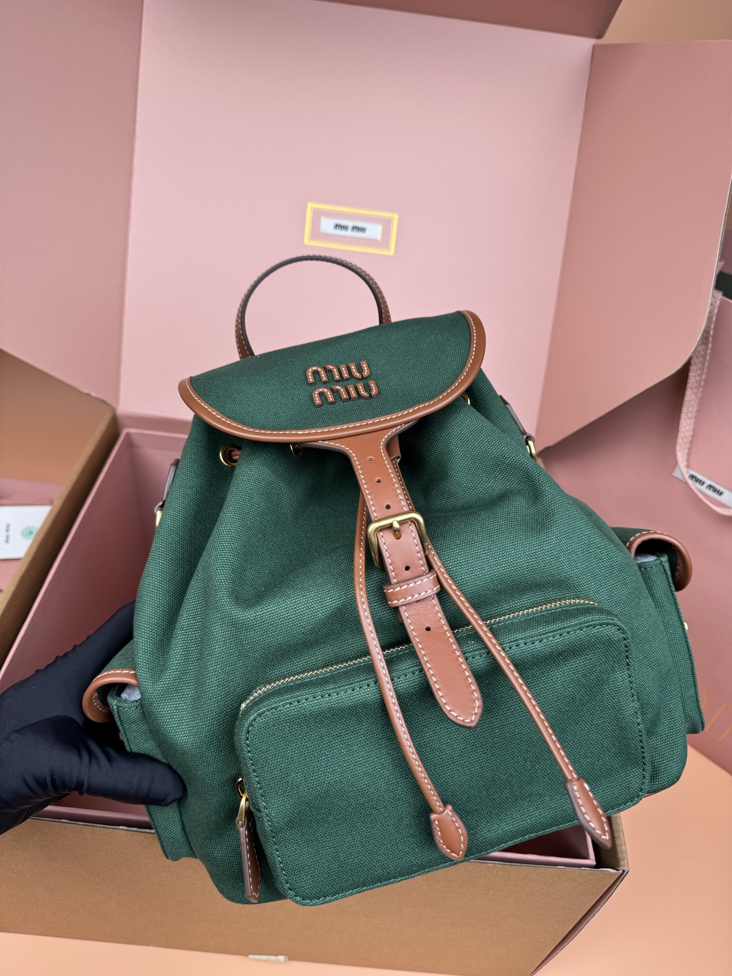 p880。【特级五金原厂皮】帆布和牛皮革双肩包～绿色

这款帆布与皮革双肩背包采用校园风设计，让人想起童年，融合精湛工艺与休闲态度。别致的多口袋设计彰显品牌手袋的时尚趣致精神。
尺寸:W25×H29.5×D12.5cm
編號：5BZ042