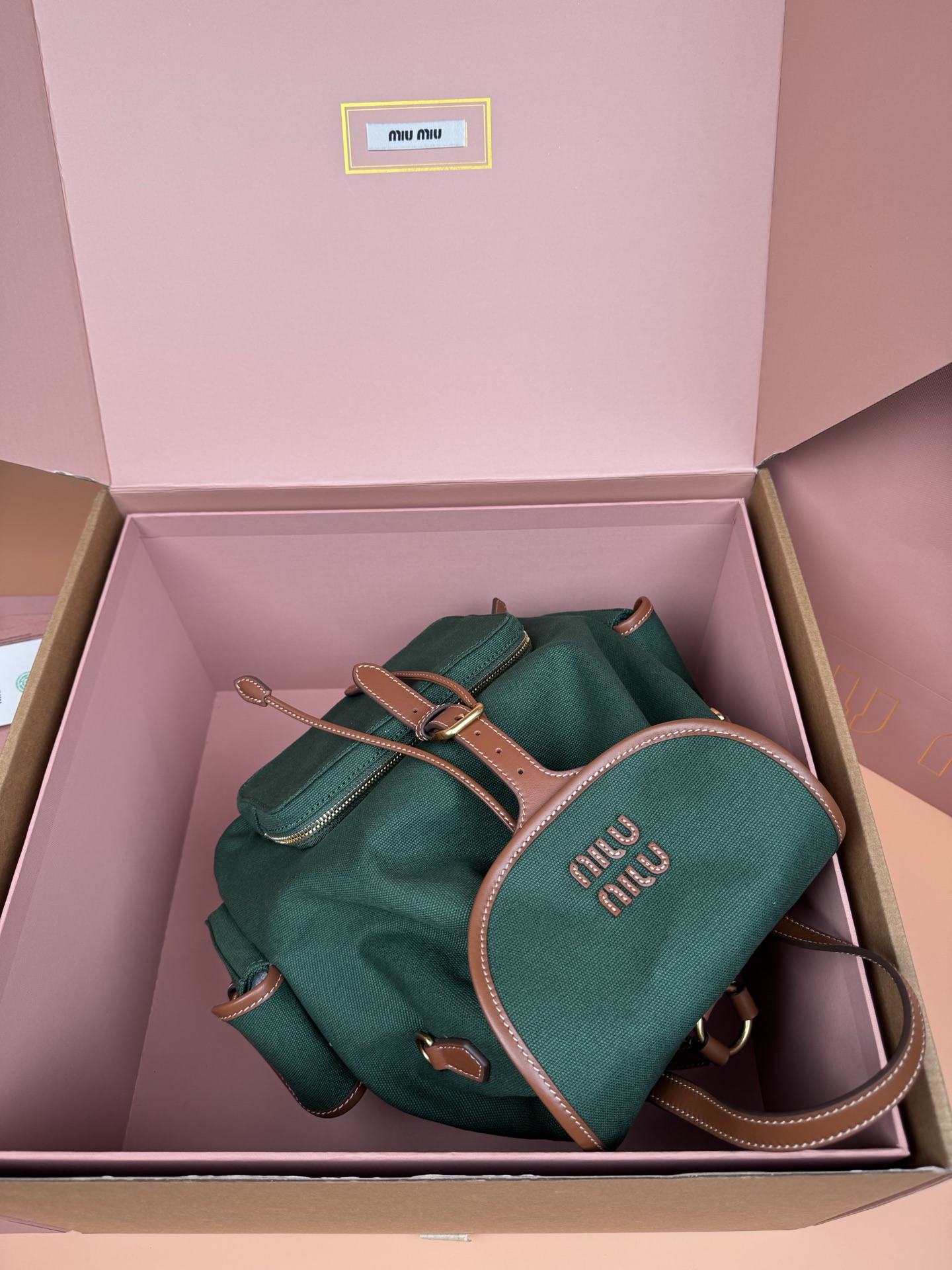 p880。【特级五金原厂皮】帆布和牛皮革双肩包～绿色

这款帆布与皮革双肩背包采用校园风设计，让人想起童年，融合精湛工艺与休闲态度。别致的多口袋设计彰显品牌手袋的时尚趣致精神。
尺寸:W25×H29.5×D12.5cm
編號：5BZ042