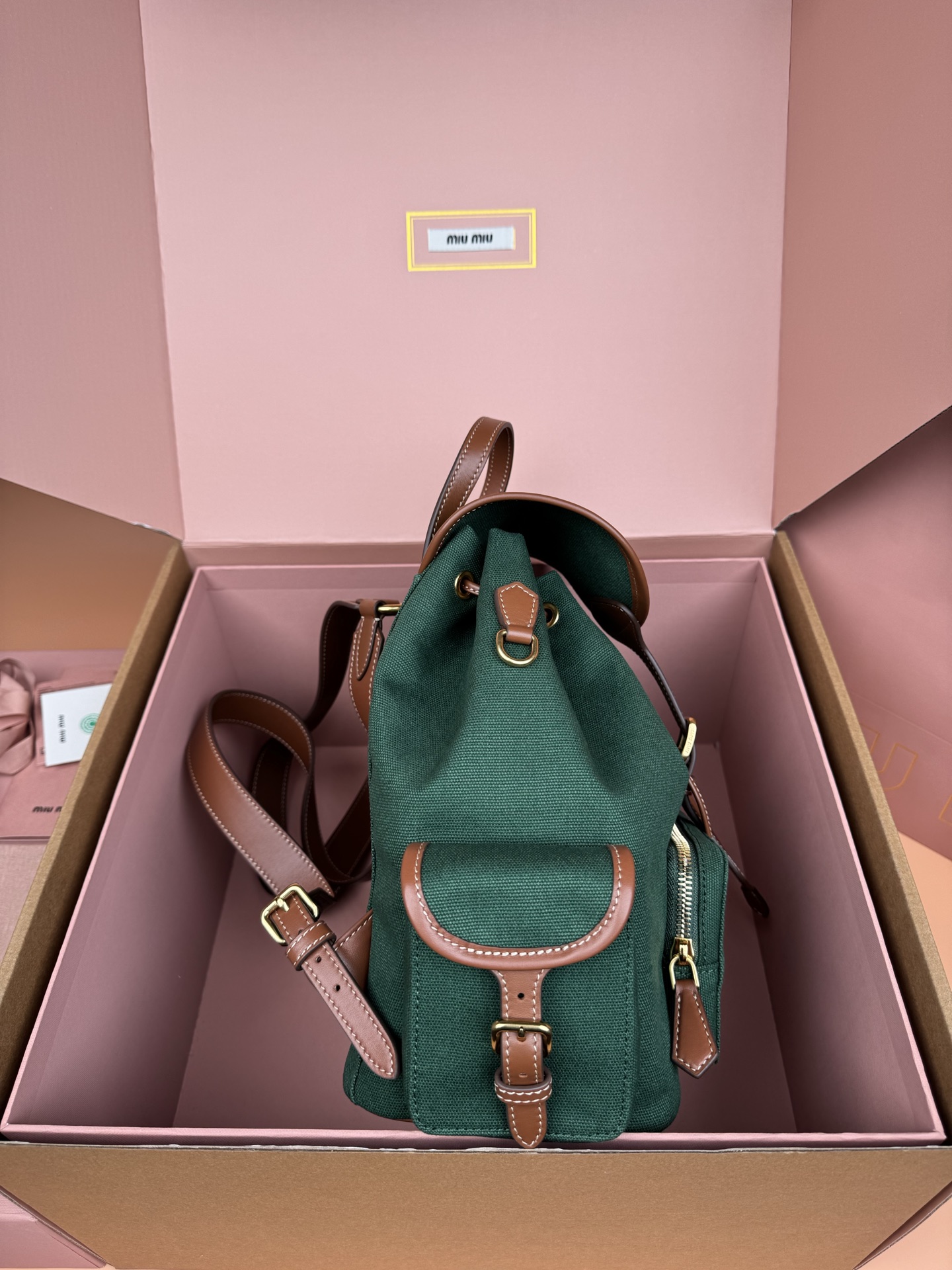 p880。【特级五金原厂皮】帆布和牛皮革双肩包～绿色

这款帆布与皮革双肩背包采用校园风设计，让人想起童年，融合精湛工艺与休闲态度。别致的多口袋设计彰显品牌手袋的时尚趣致精神。
尺寸:W25×H29.5×D12.5cm
編號：5BZ042